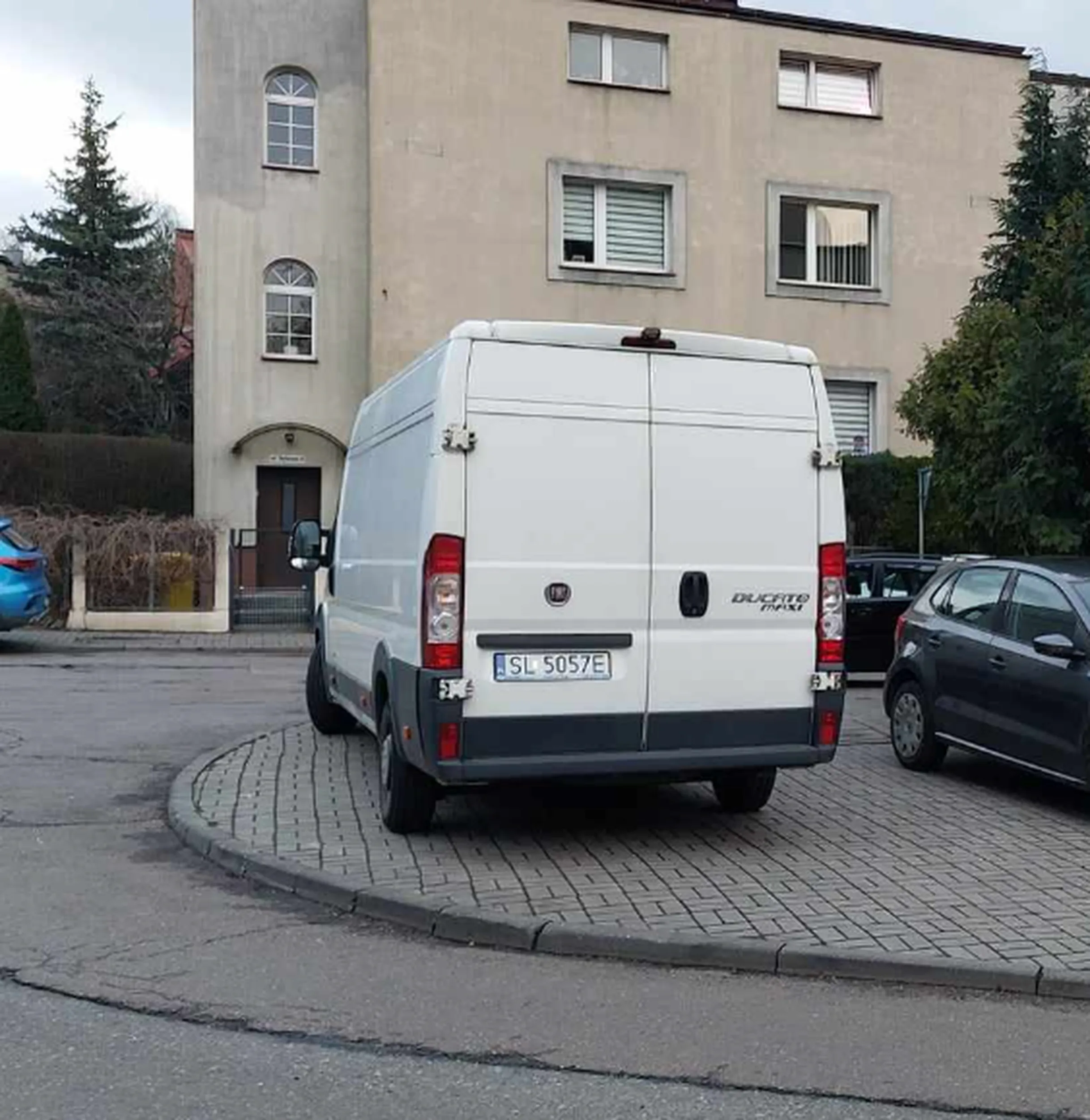 Blokowanie/niszczenie chodnika bezmyślnym parkowaniem