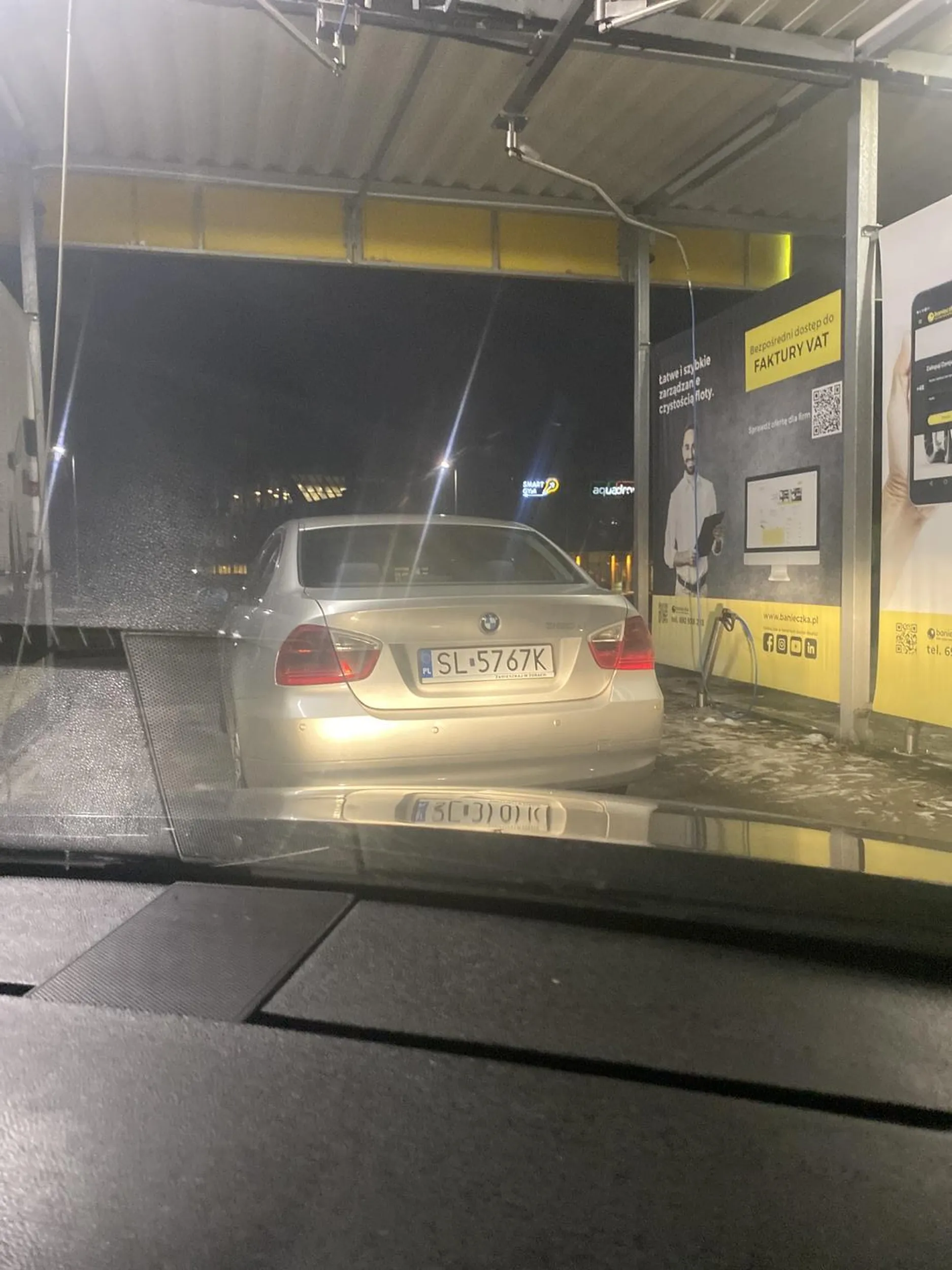 Jakiś cep zajebal na bezczelnego miejsce na myjni i se poszedł w ciul