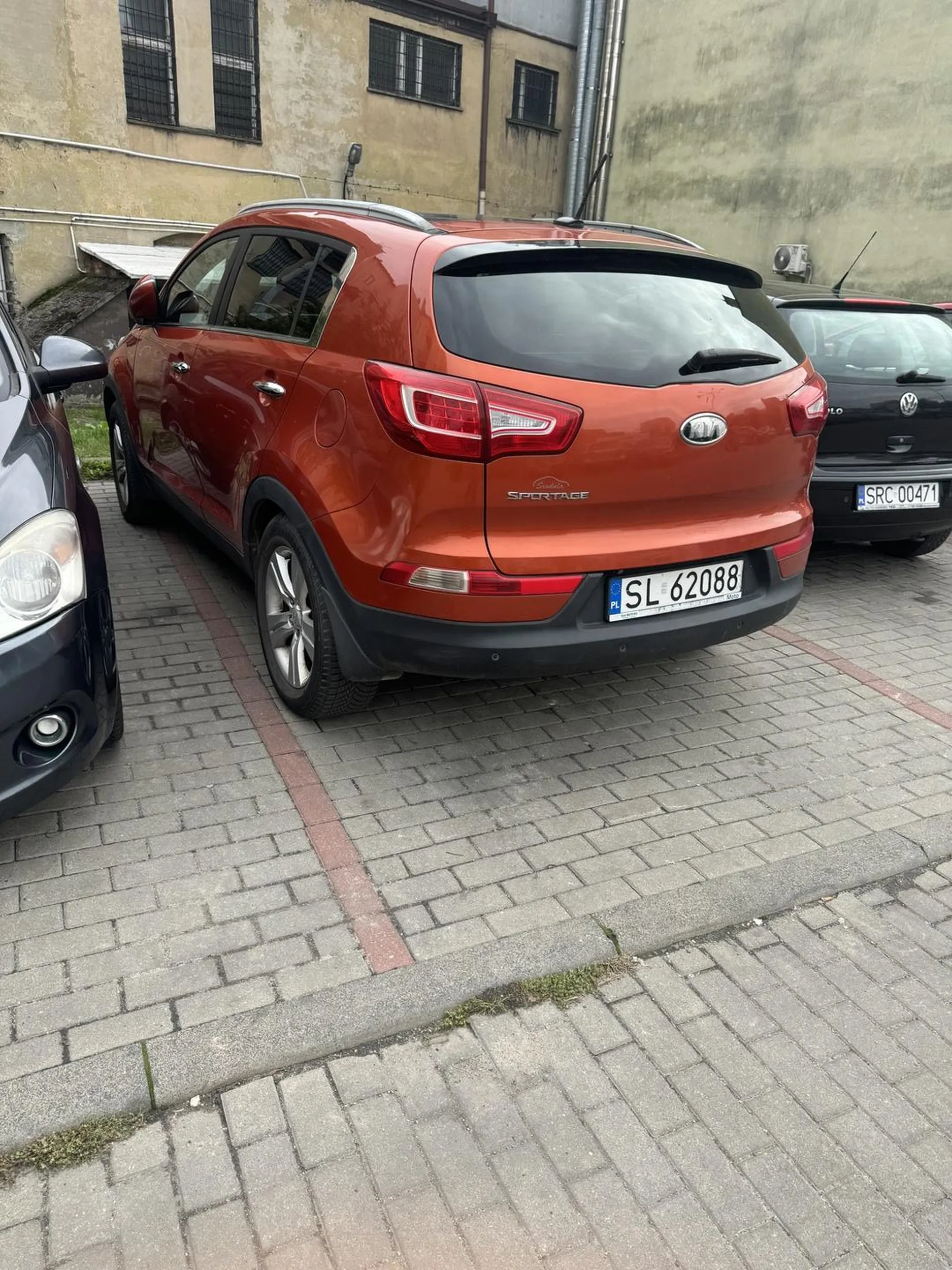 kierowca prawo jazdy znalazl chyba w obok tazosa w maczugach albo na egzaminie ominal parkowanie prostopadle sadzac po tym jak zaparkowal na zalaczonym obrazku