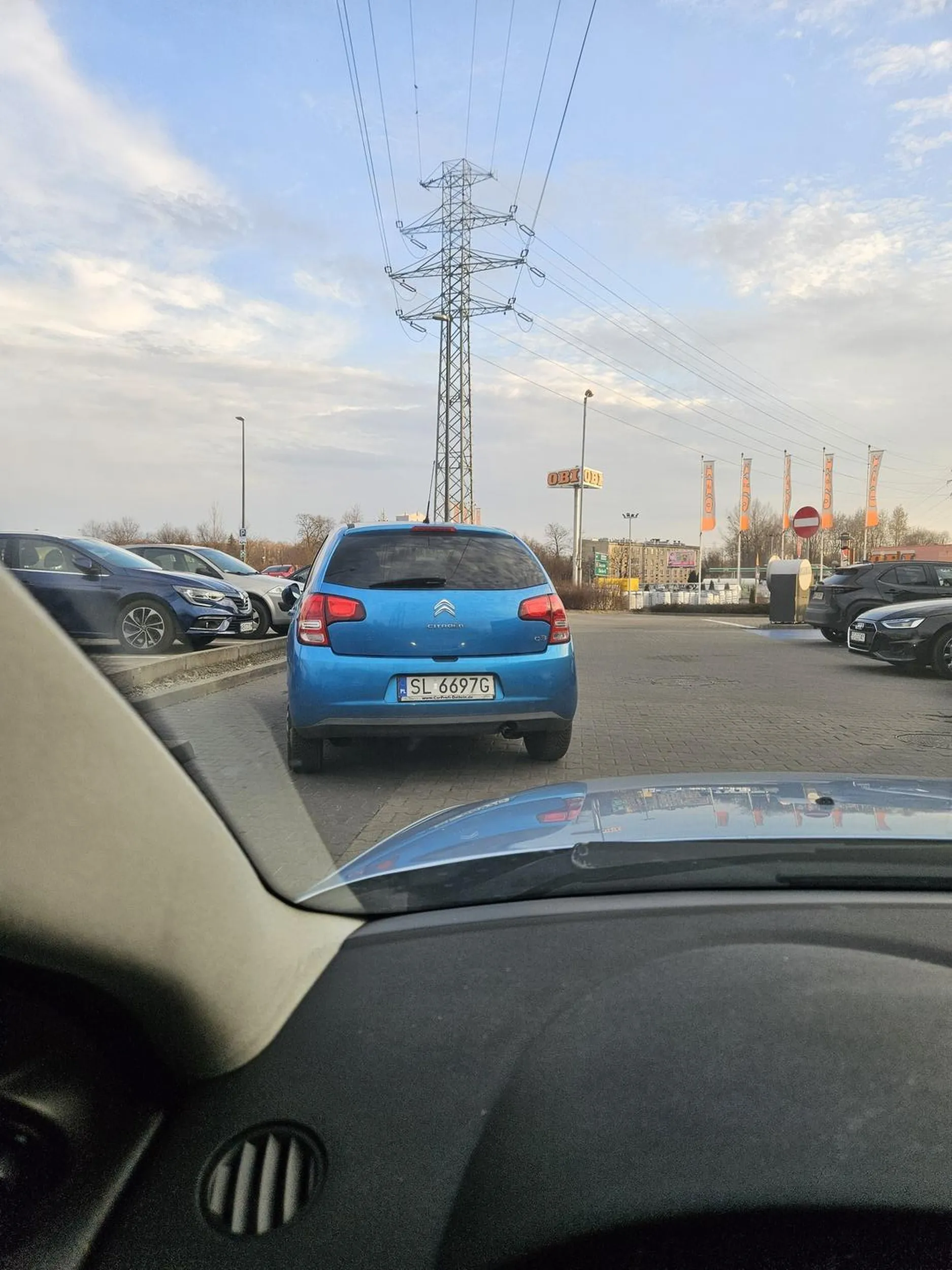 Naucz sie parkować bo miejsca masz na manewr bardzo dużo, a pół dupy wystaje na droge.