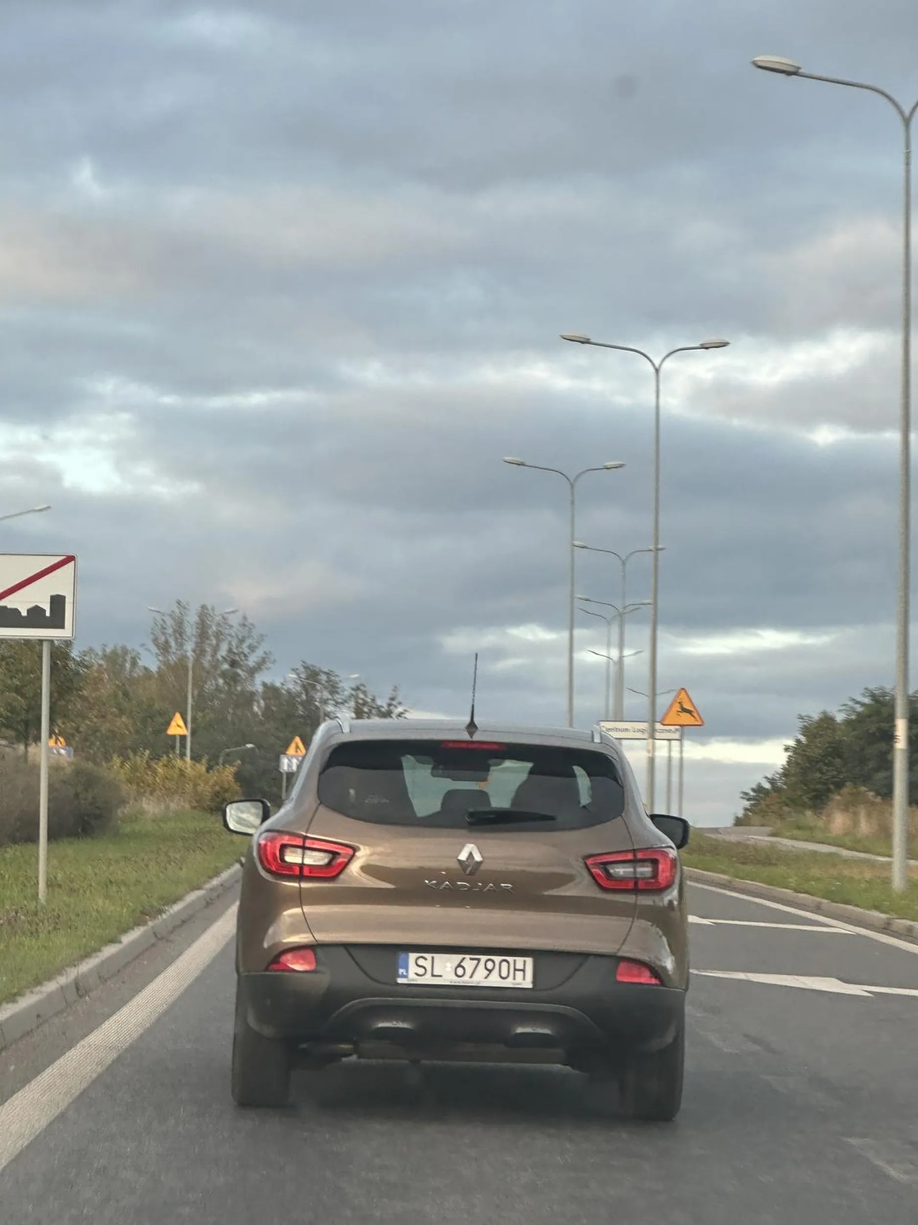 Co mam powiedzieć tragedia kierowca blokuje ruch, zatrzymuje się hamuje aby wymusić odszkodowanie nie polecam sprawa została zgłoszona na policję ;)