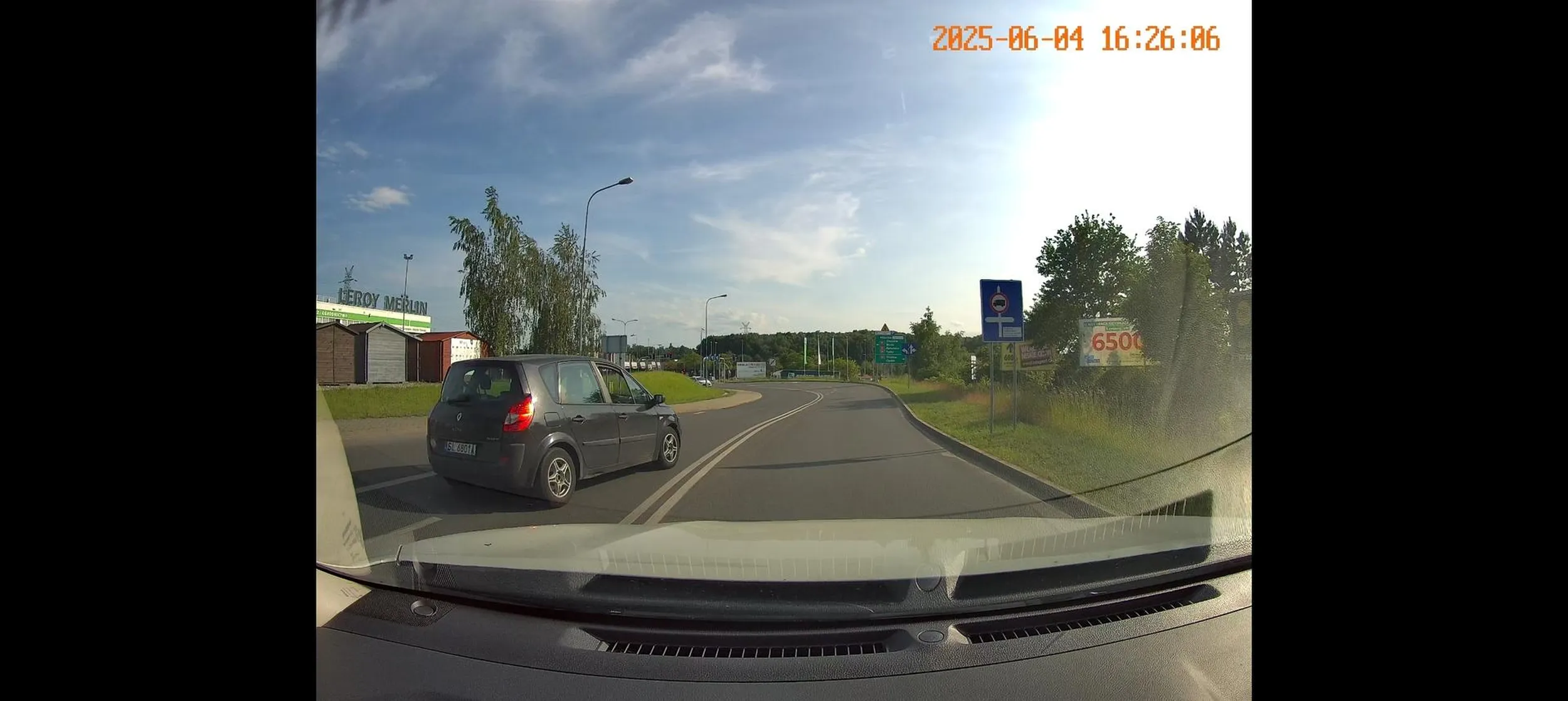 Próbuje wymuszać pierwszeństwo, a później wyprzedza na podwójnej ciągłej.