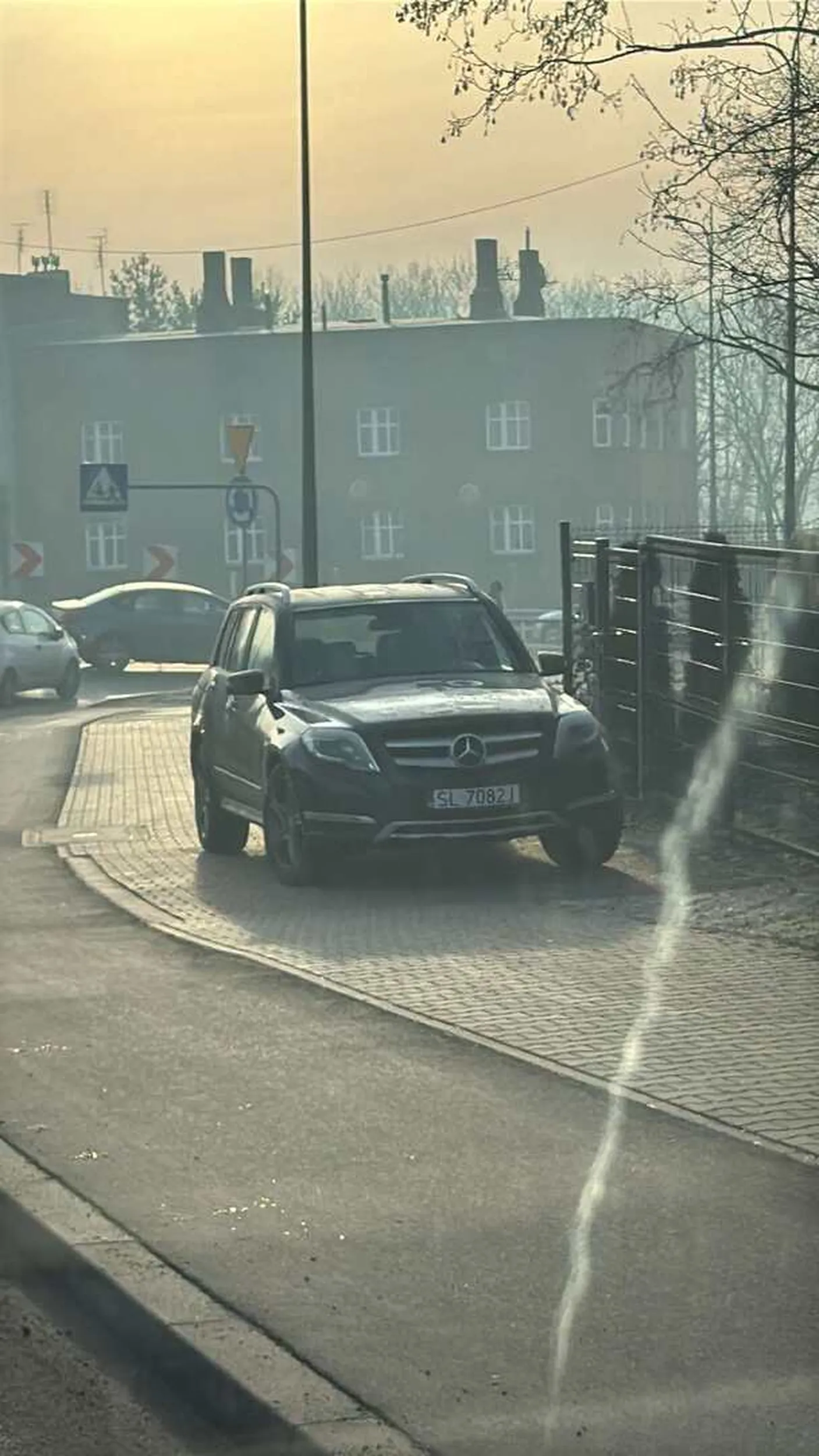 Zwykły Baran, ma pretensje do kierujących na drodze że nie przepuszczają go na środku zjazdu z ronda do "posesji" która nawet nie ma wyznaczonego wjazdu. Ponadto stoi na chodniku mając do dyspozycji miejsce do zaparkowania +/- 20m od zdjęcia.