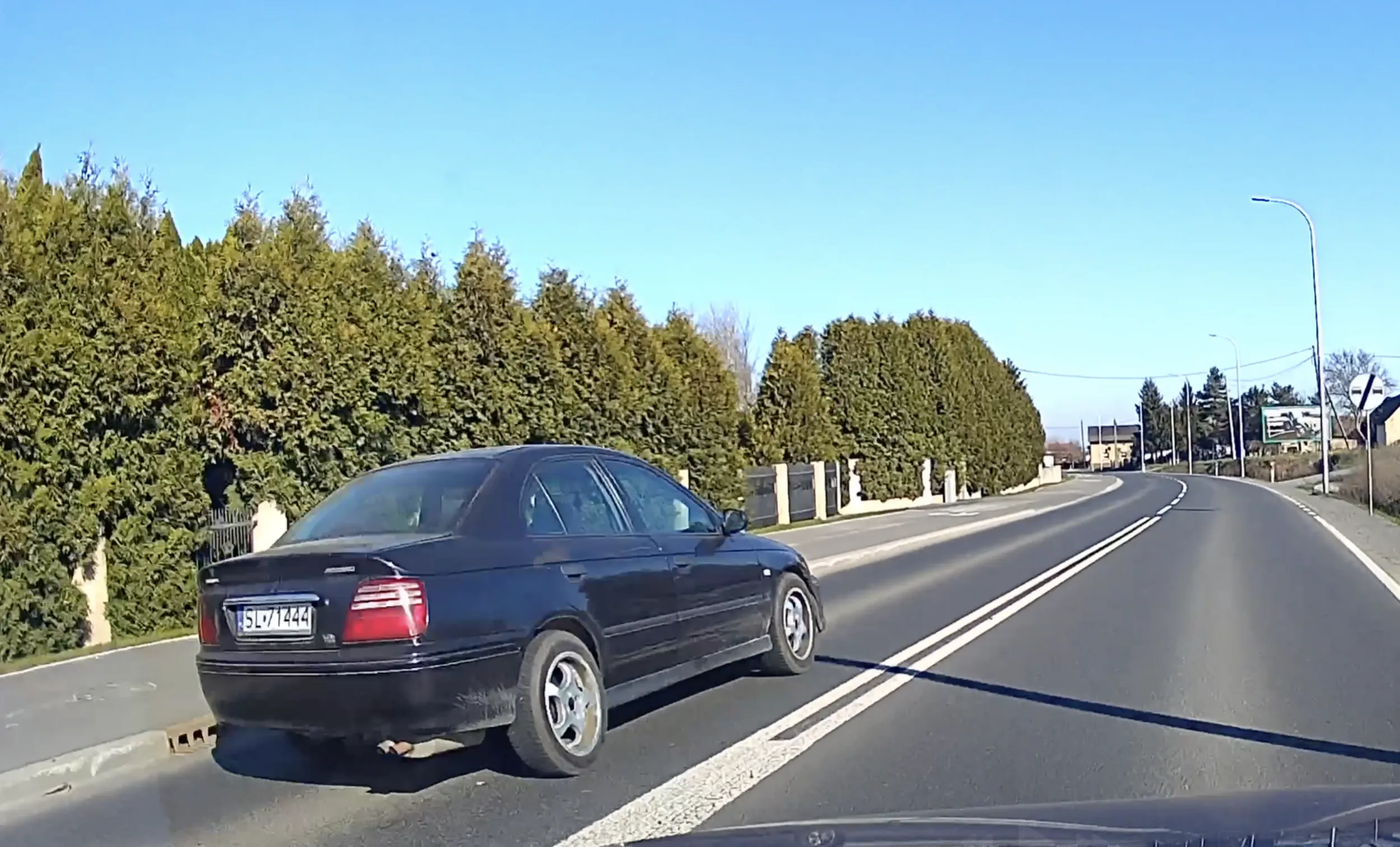 Pędził jak wariat, wyprzedzając na wysepce z przejściem, jakby przepisy go nie dotyczyły. Ja jechałem przepisowe 50, ale dla niego to pewnie za wolno.