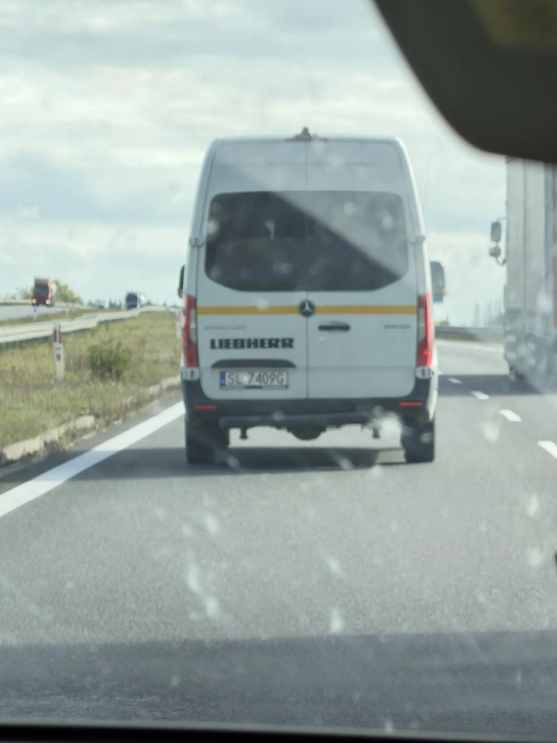 Brudas wyrzuca śmieci przez okno na A1. 9 październik 12:45