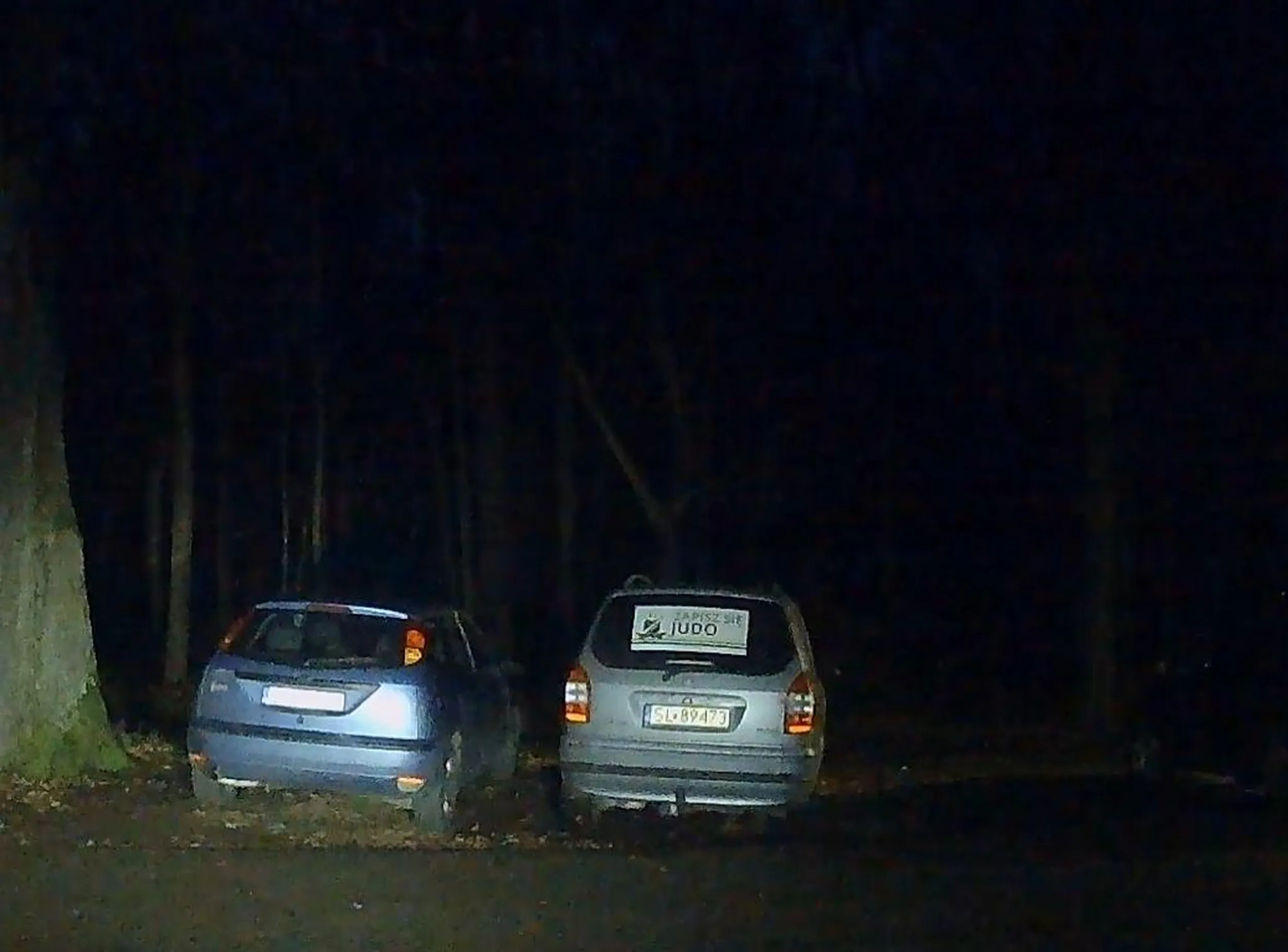 porzucony samochód na parkingu dla mieszkańców