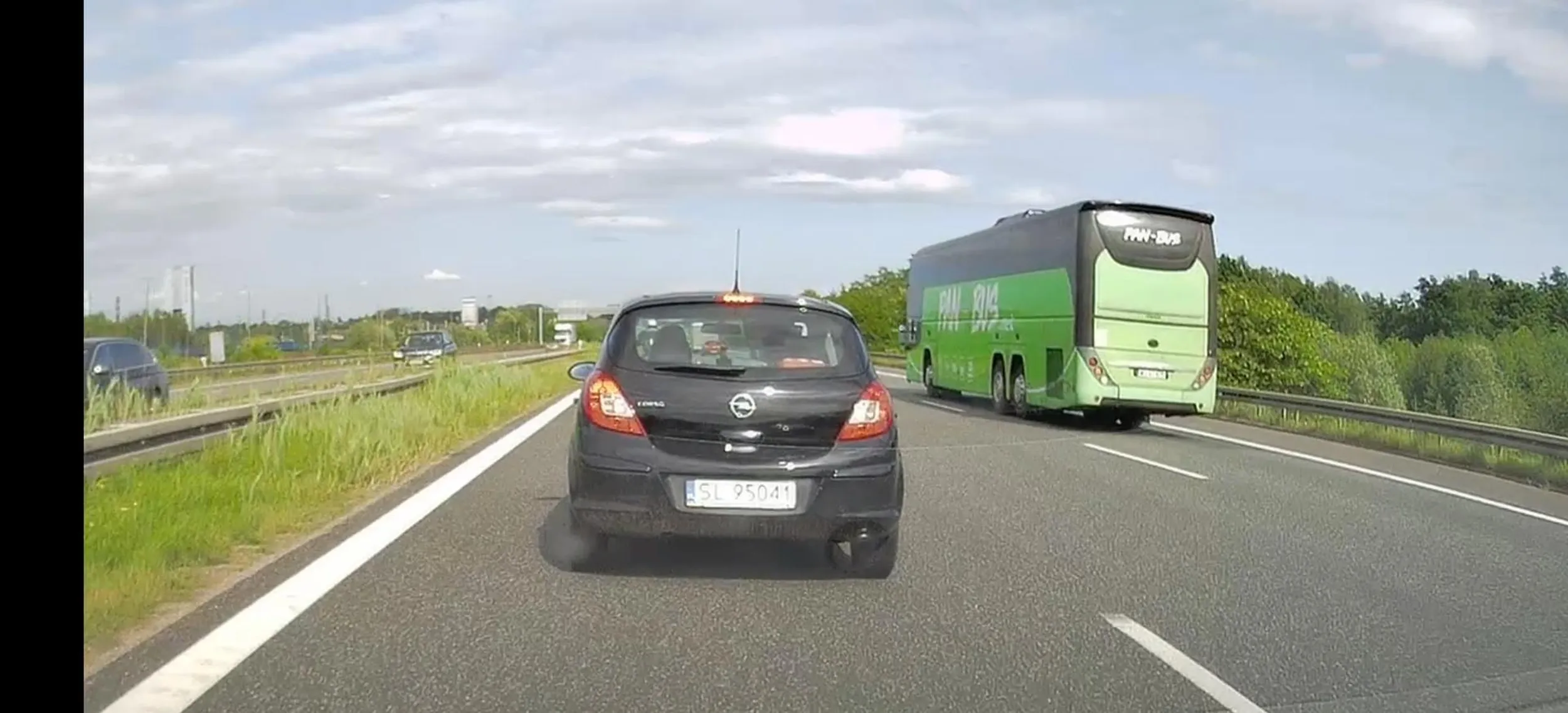 Klasycznie wymuszenie na autostradzie i to na lewym skrajnym pasie gdzie leci się szybko, a potem jak w ramach ostrzeżenia włączasz długie to złośliwie daje po hamulcach.