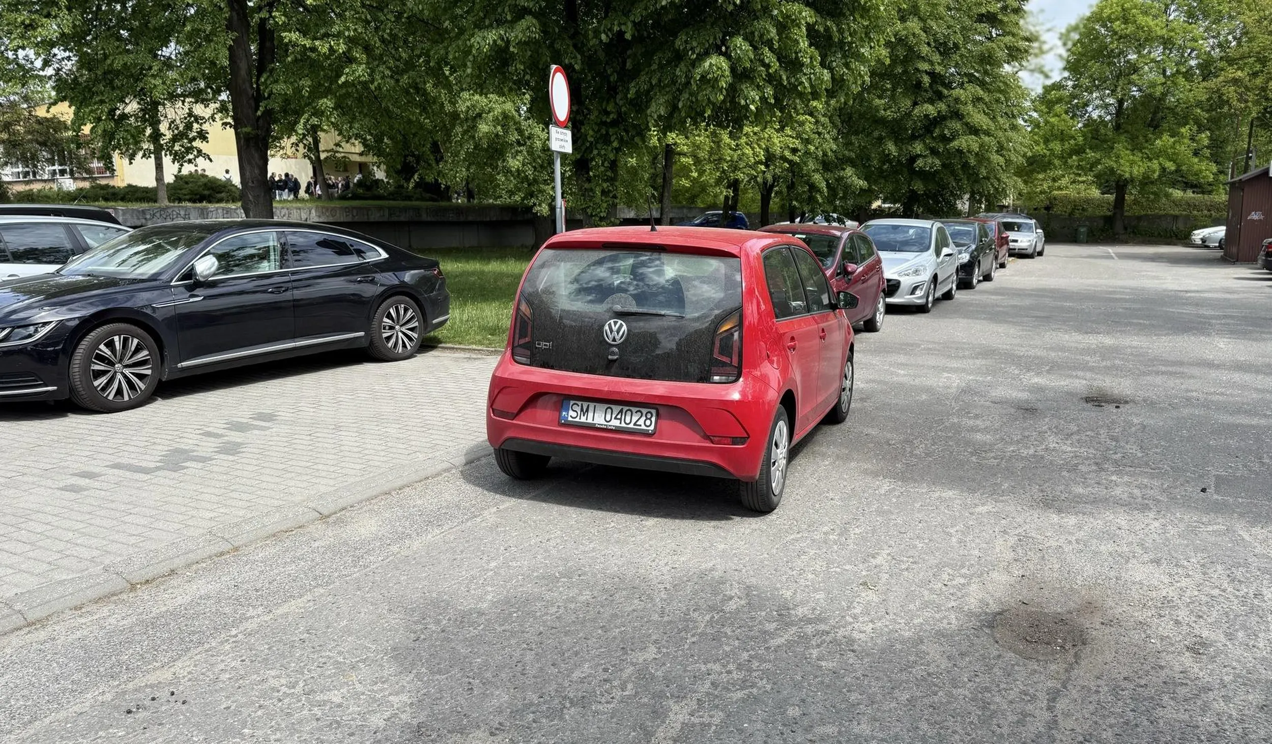 Parkuje w miejscach do tego nieprzeznaczonych, blokuje przy okazji połowę parkingu