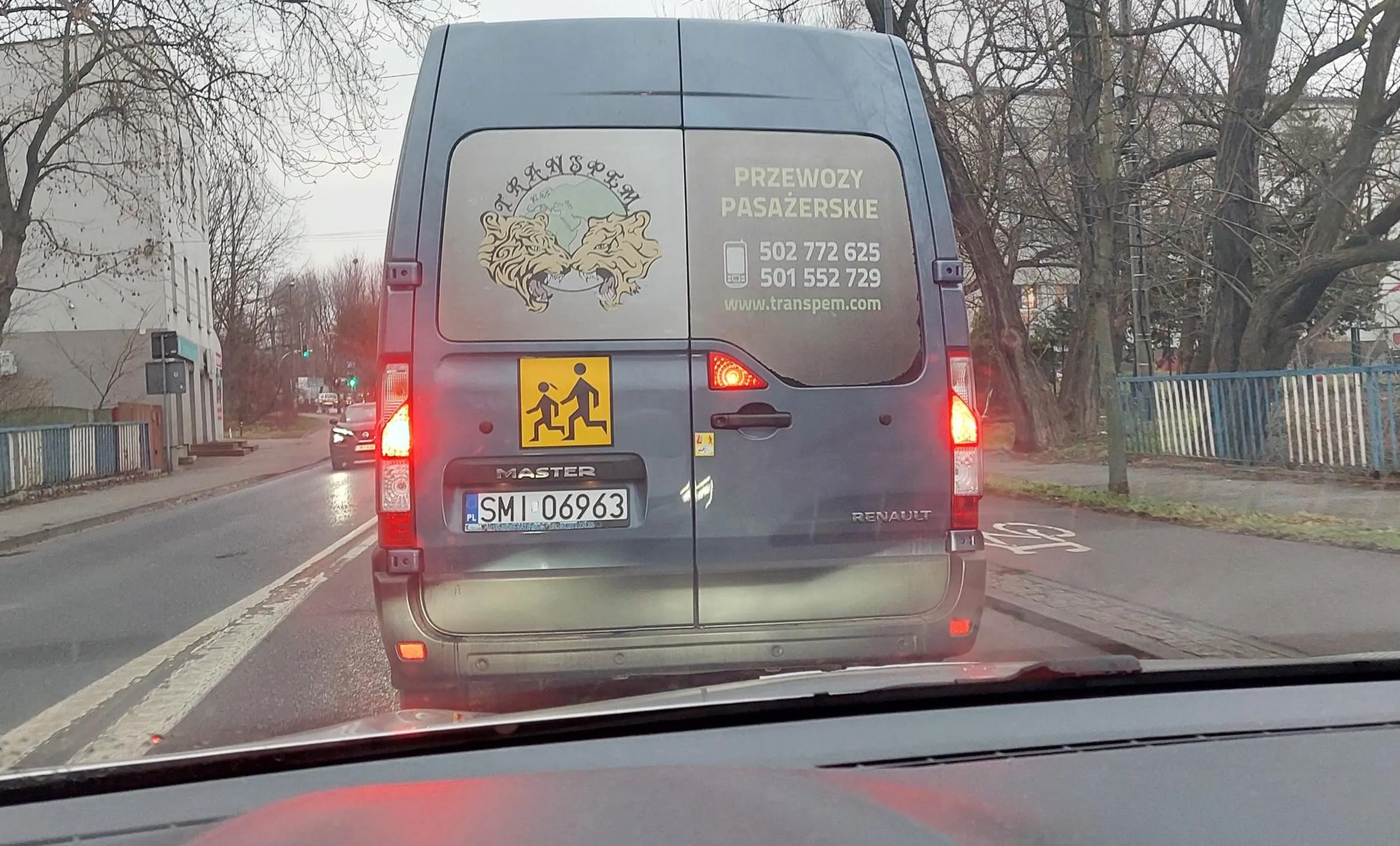 Bezczelnie wymusza pierwszeństwo wyjeżdżając z podporządkowanej. Trafiam na niego często rano w południowych częściach Katowic. Mimo trąbienia udaje że nie widzi i nie waha się zepchnąć na przeciwległy pas. Dziwne że wozi dzieci i nikt jeszcze nie ucierpiał.