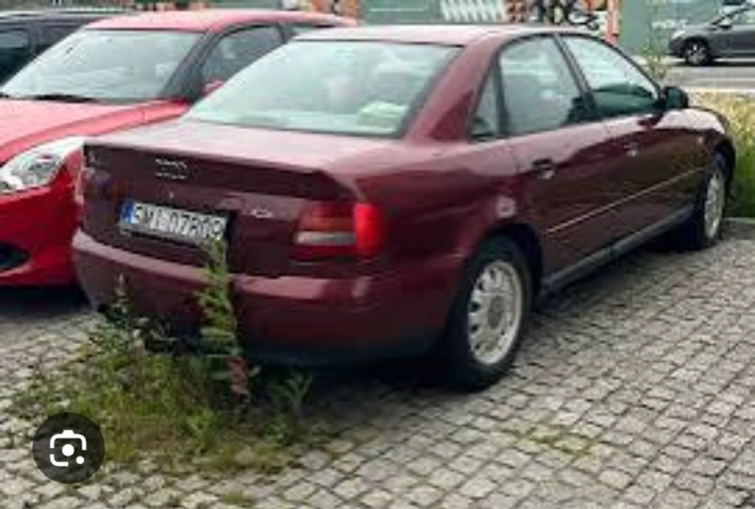 Ten samochód tak długo stoi że cały tył zarósł w Śląsku