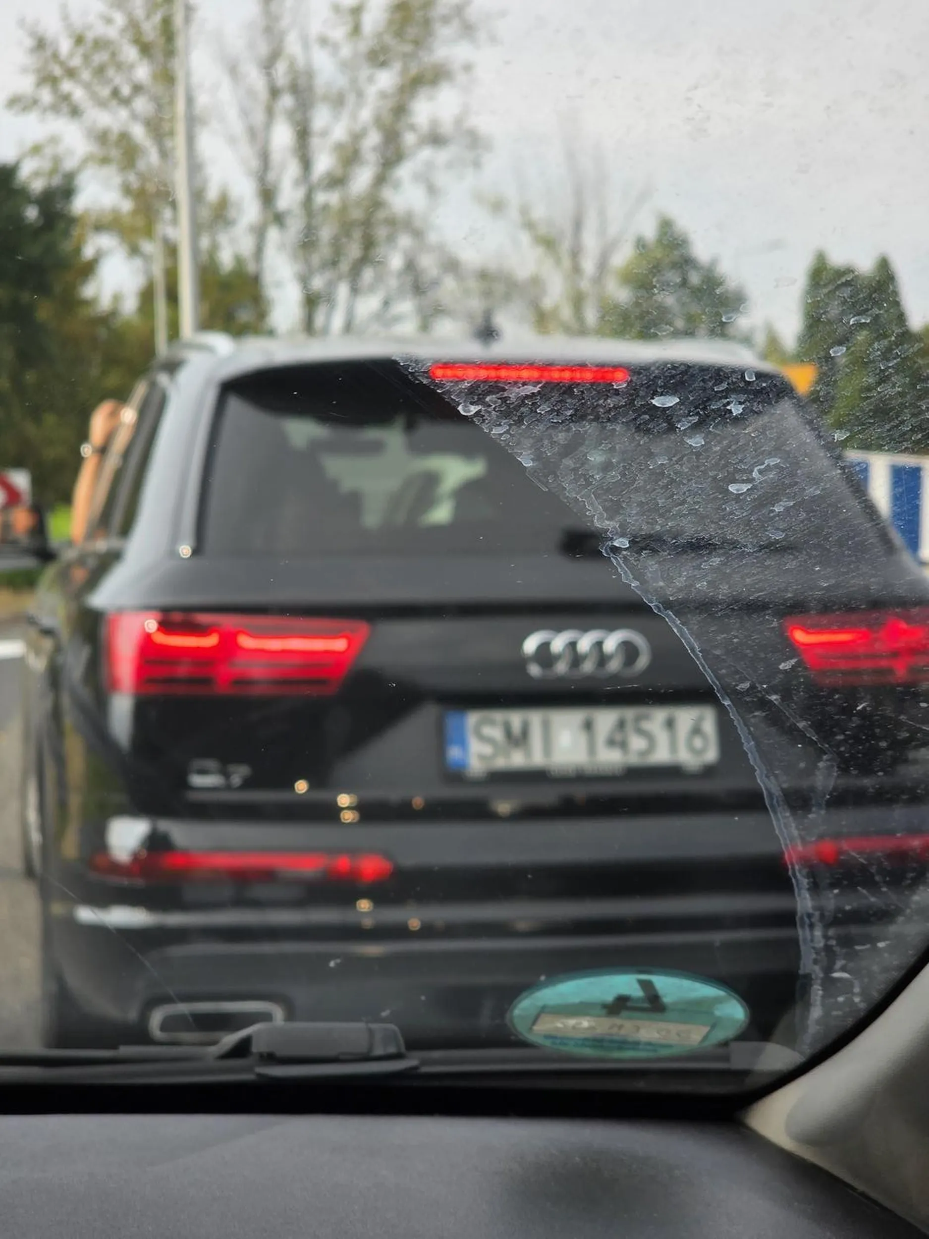 Szeryf ,blokuje dwa pasy ,wroc na prawo jazdy