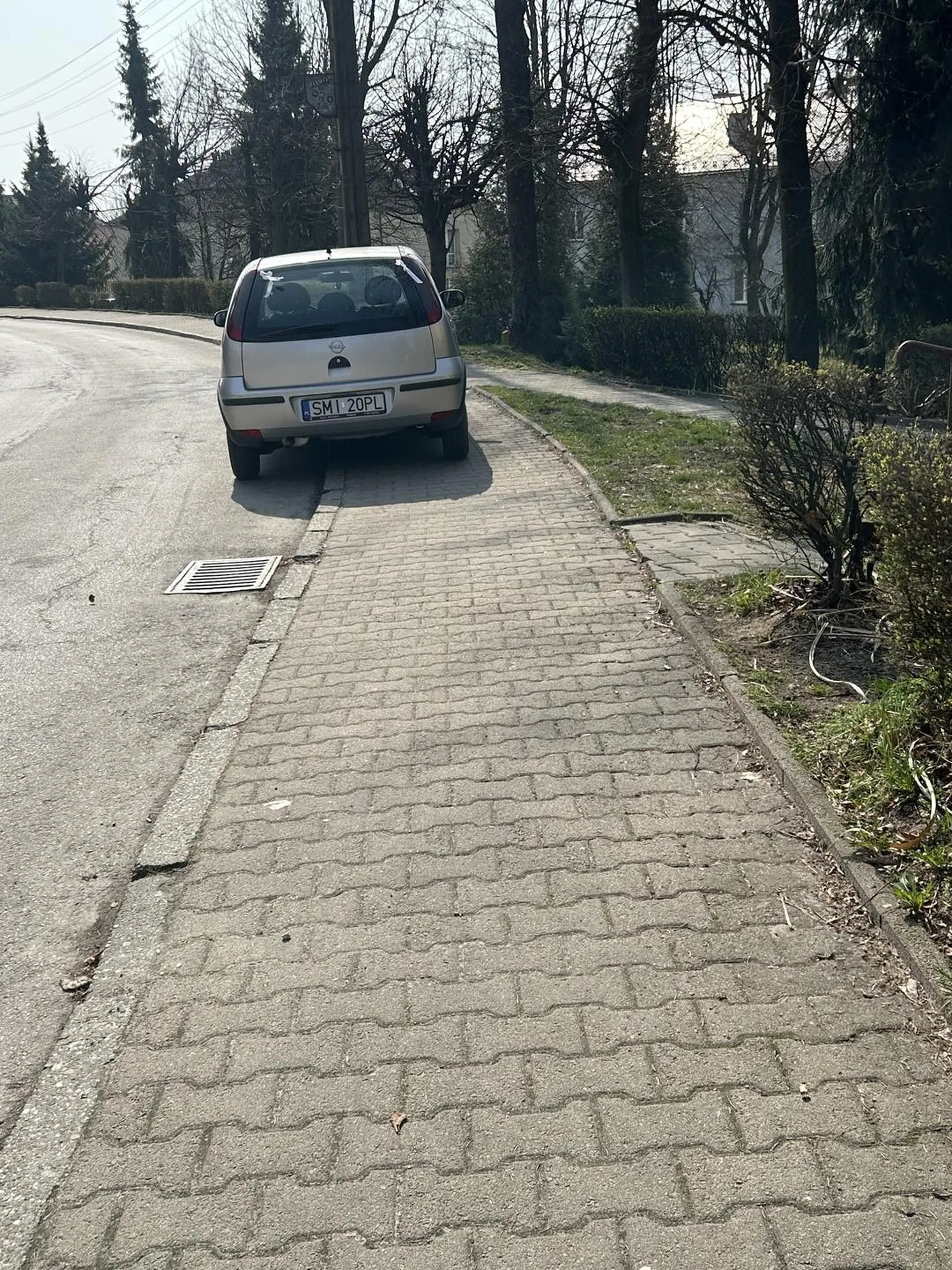 Parkowanie pierwsza klasa! Czy wy nie wiecie do czego służy chodnik?