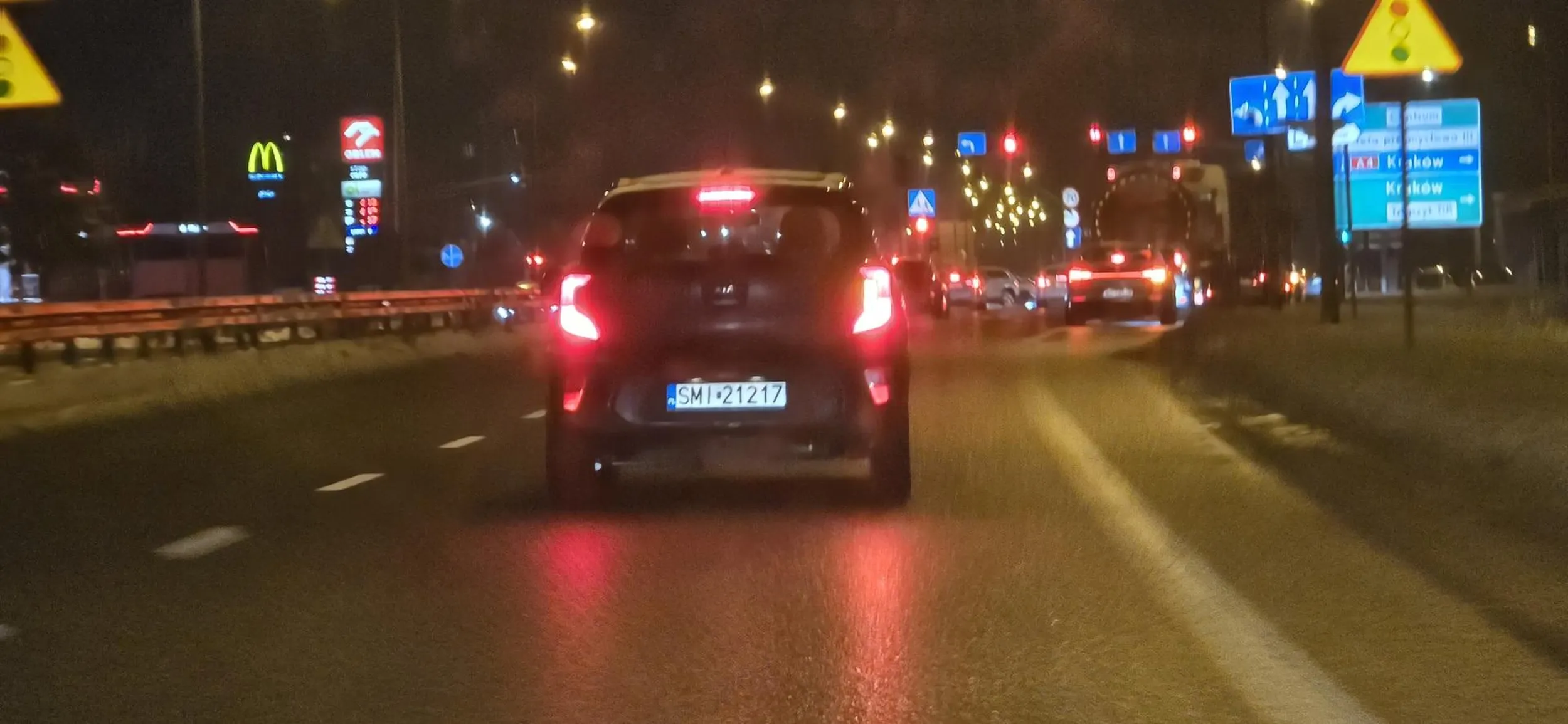 Nie zna zasad ruchu drogowego i celowo utrudnia i przyspiesza podczas bycia wyprzedzanym, o mało nie prowadząc do wypadku. Prawdopodobnie chce sobie zrobić auto z cudzego ubezpieczenia, uważał bym na niego na drodze.