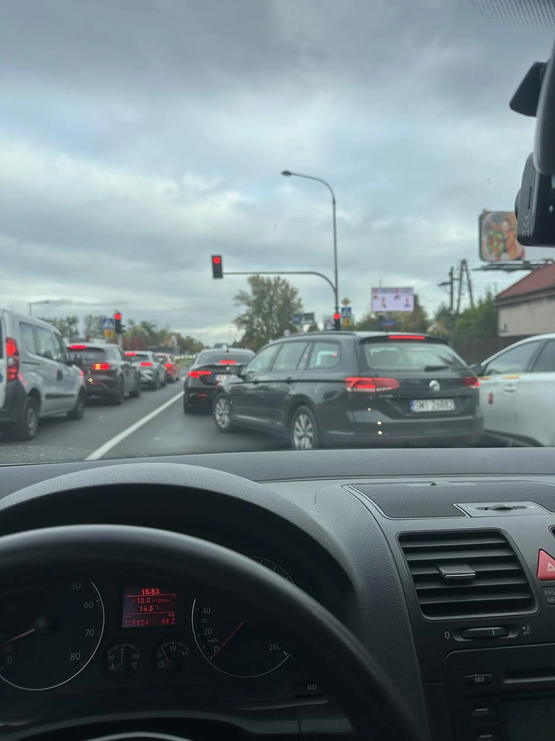 Po co sie tak wciskasz? Przed soba masz 500m pasa zjazdowego ty cwierc mozgu