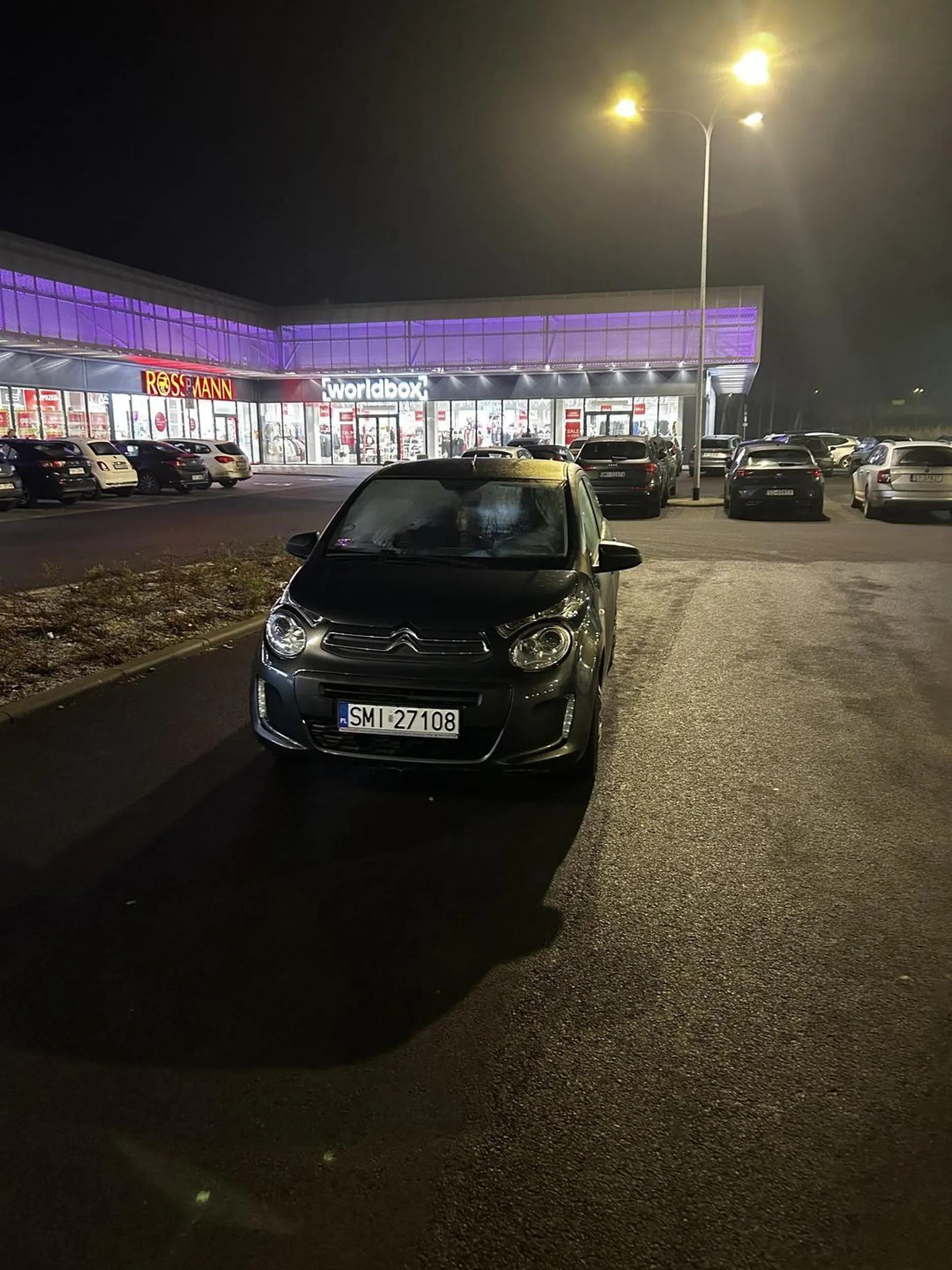 Stanął na środku drogi i poszedl do sklepu