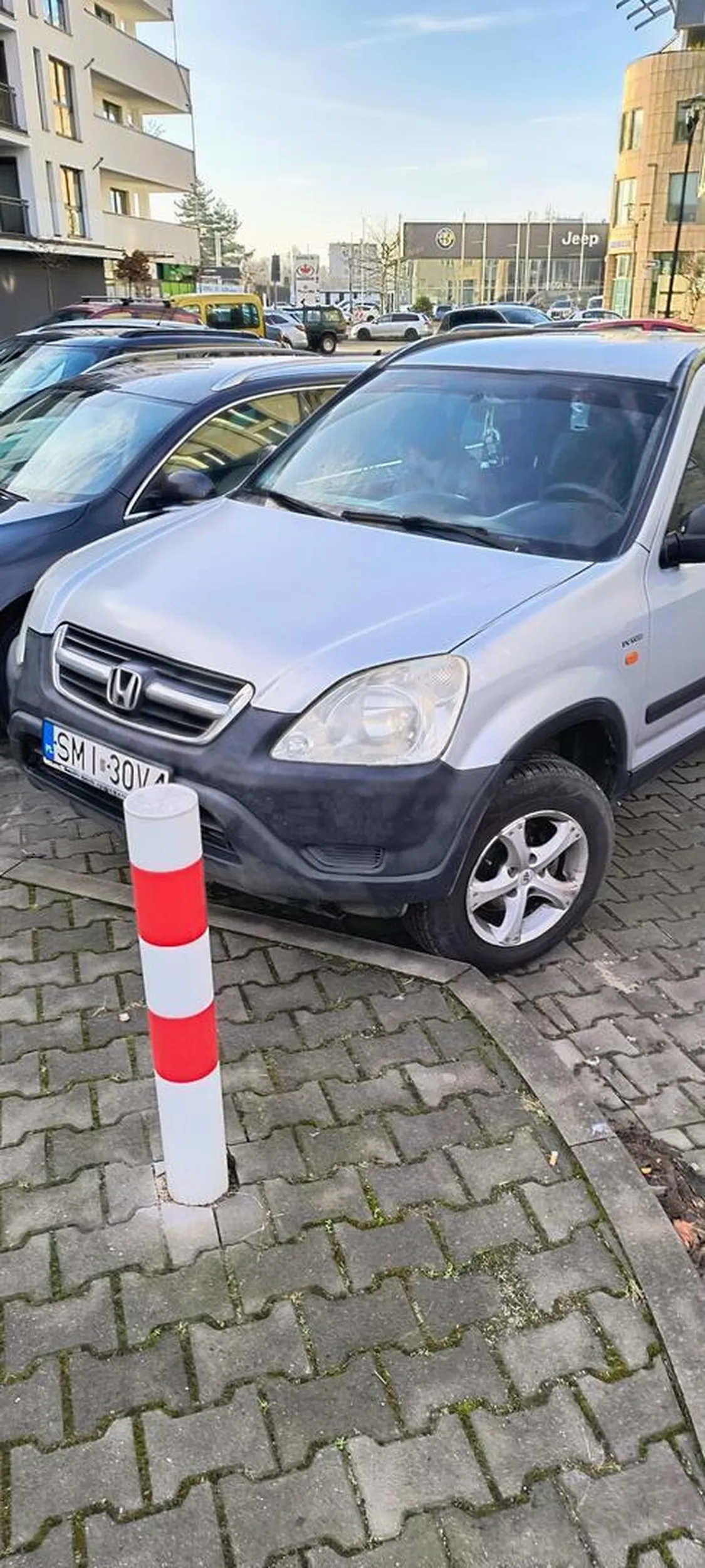 Miszcz parkowania. Zablokowana jezdnia..On na chwilę tylko a jak parkował za nim nic nie stało