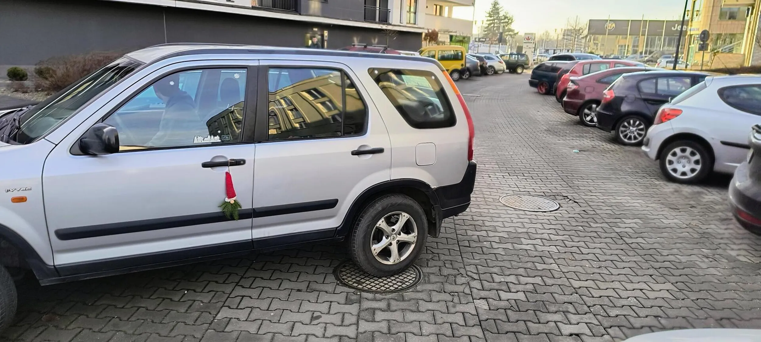 Miszcz parkowania. Zablokowana jezdnia..On na chwilę tylko a jak parkował za nim nic nie stało