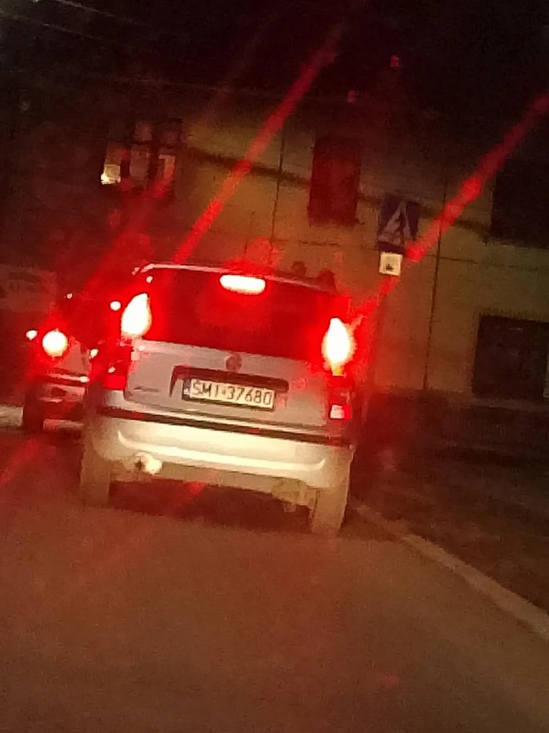 Jedzie 5 km przez miasto na wyłączonych światłach w środku zimy o 19. Mruga mu po drodze długimi co drugie auto i dalej nie rozumie co robić.