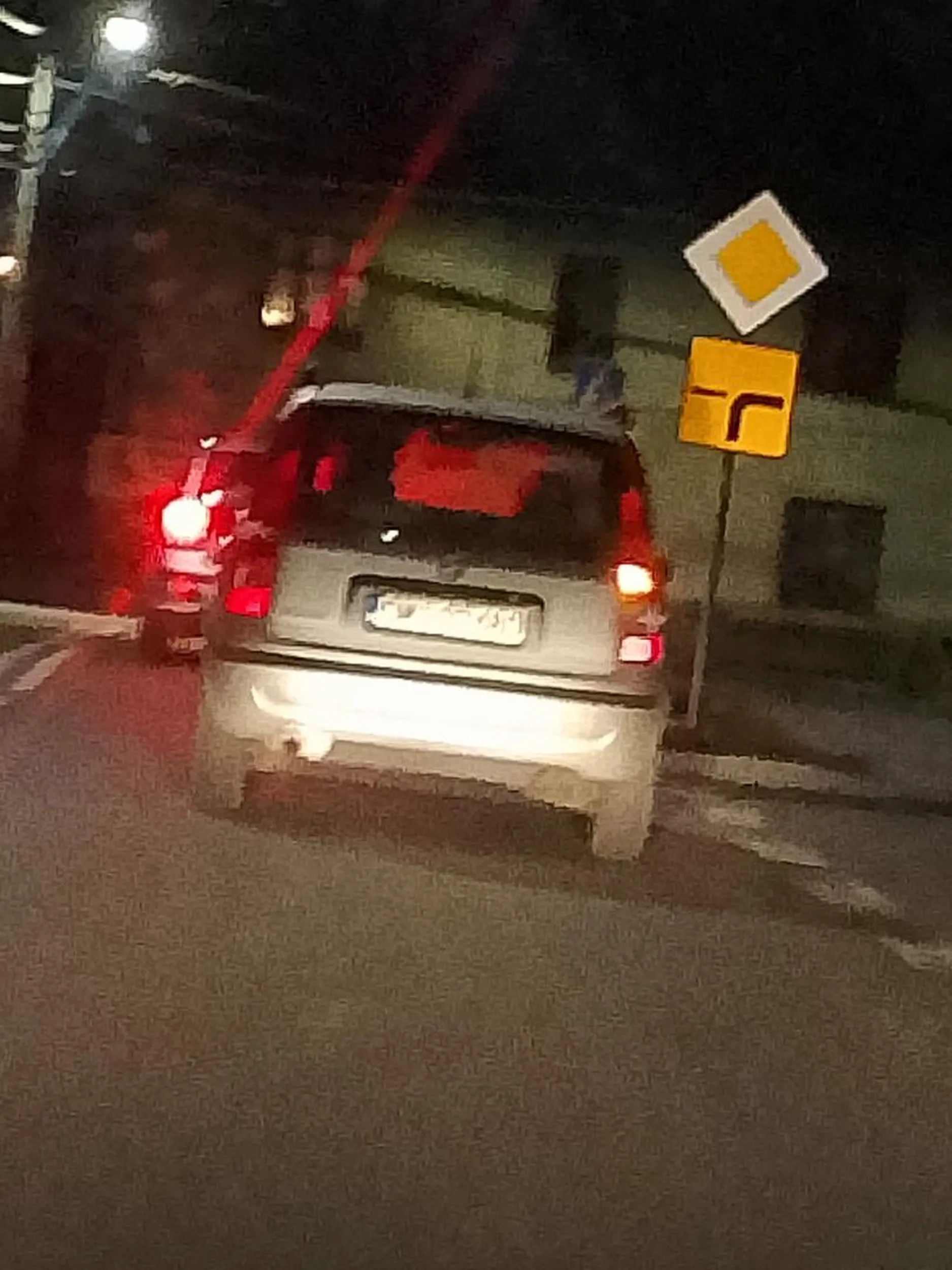 Jedzie 5 km przez miasto na wyłączonych światłach w środku zimy o 19. Mruga mu po drodze długimi co drugie auto i dalej nie rozumie co robić.