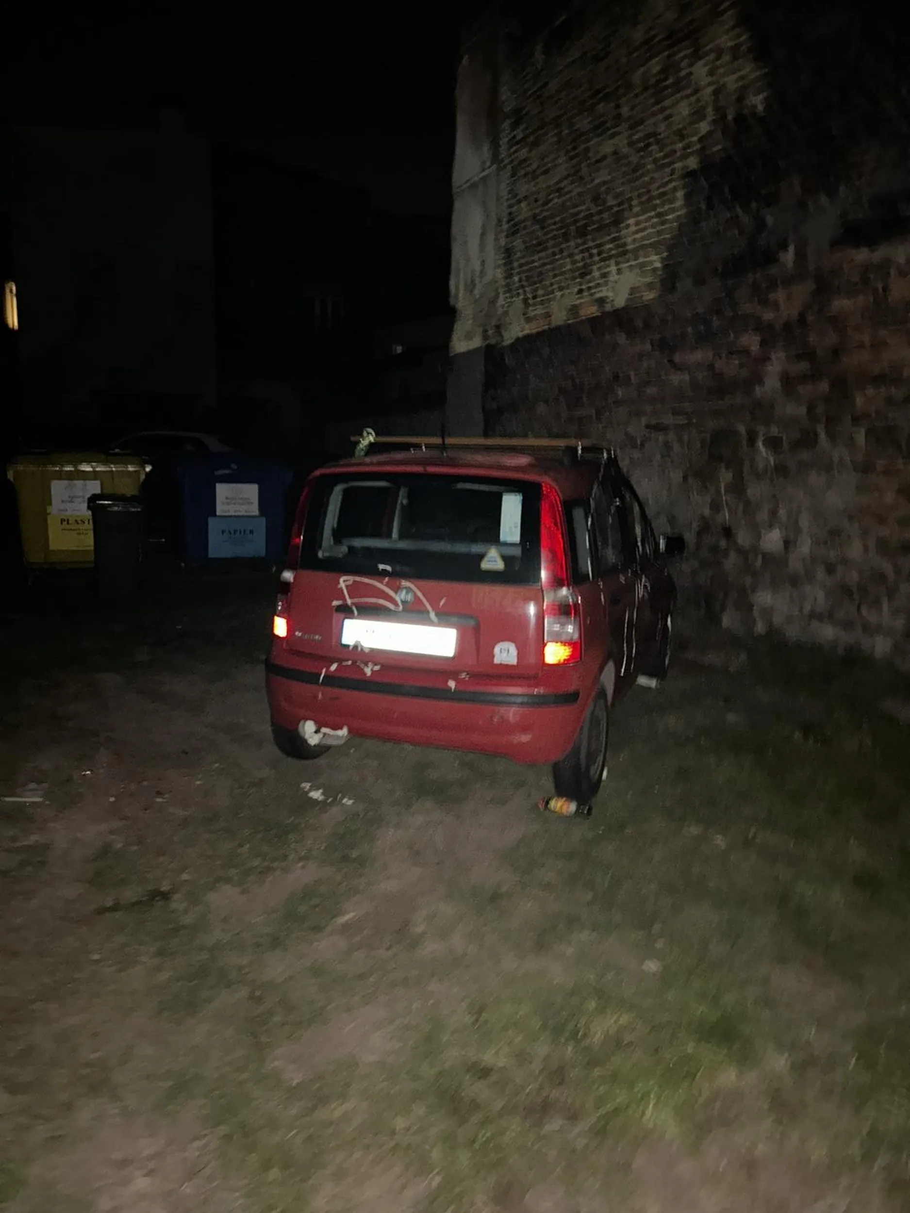 Człowiek nie potrafi parkować, widać że baba prowadzi