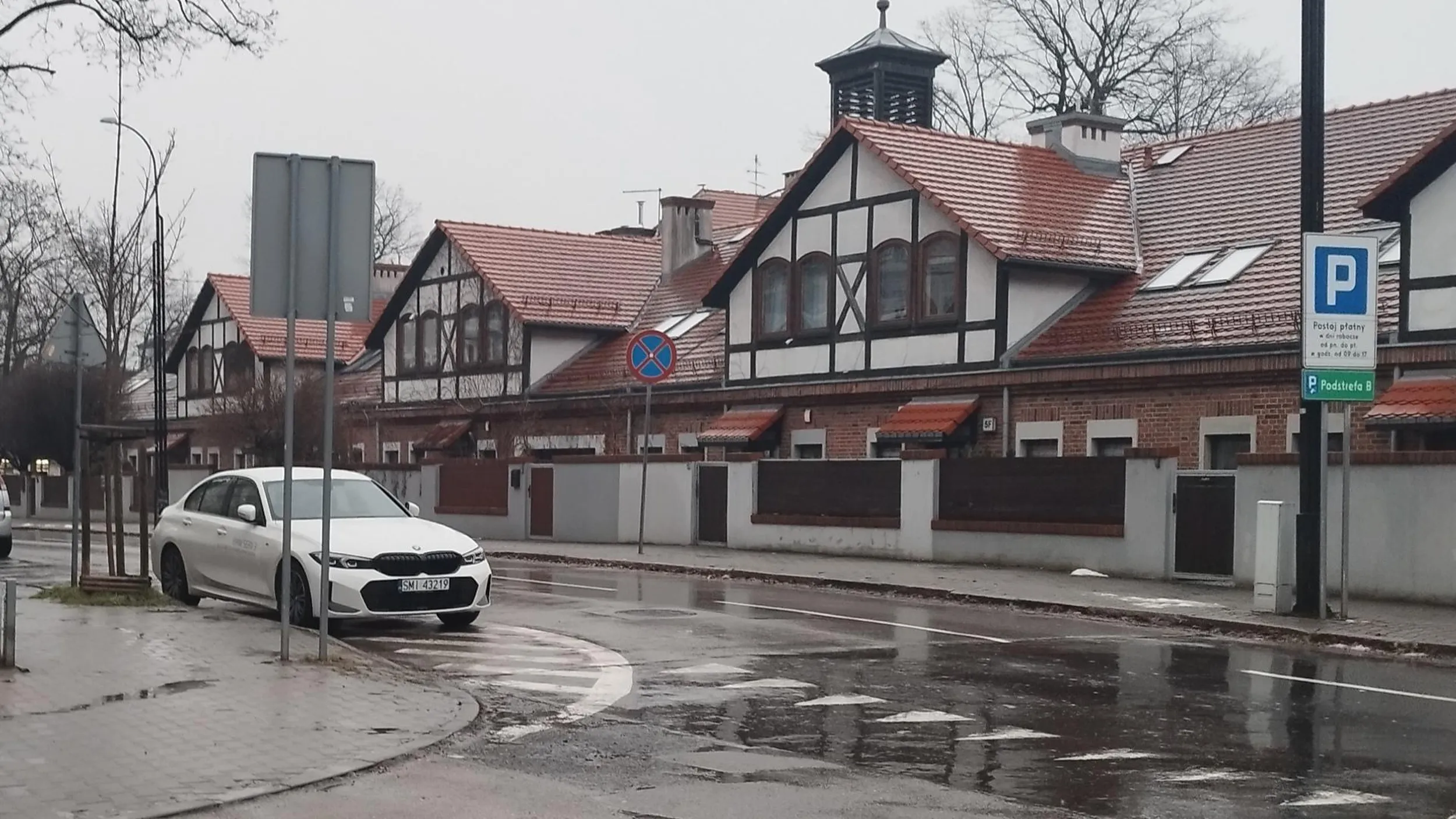 7.01.2025. Gliwice, Zawiszy Czarnego/Długosza. Menda parkuje na powierzchni wyłączonej z ruchu i w obrębie skrzyżowania ograniczając widoczność.