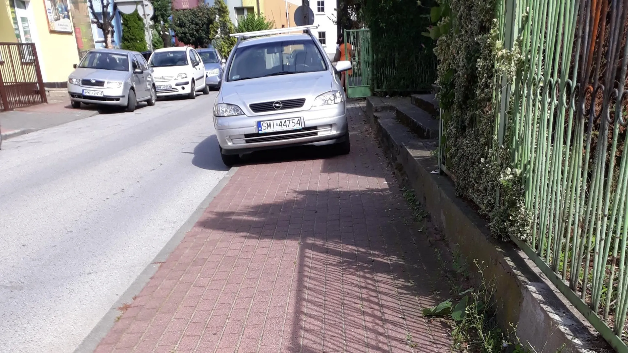 Nielegalne parkowanie na chodniku, zastawienie chodnika, parkowanie pod prąd, na zakazie zatrzymywania się.