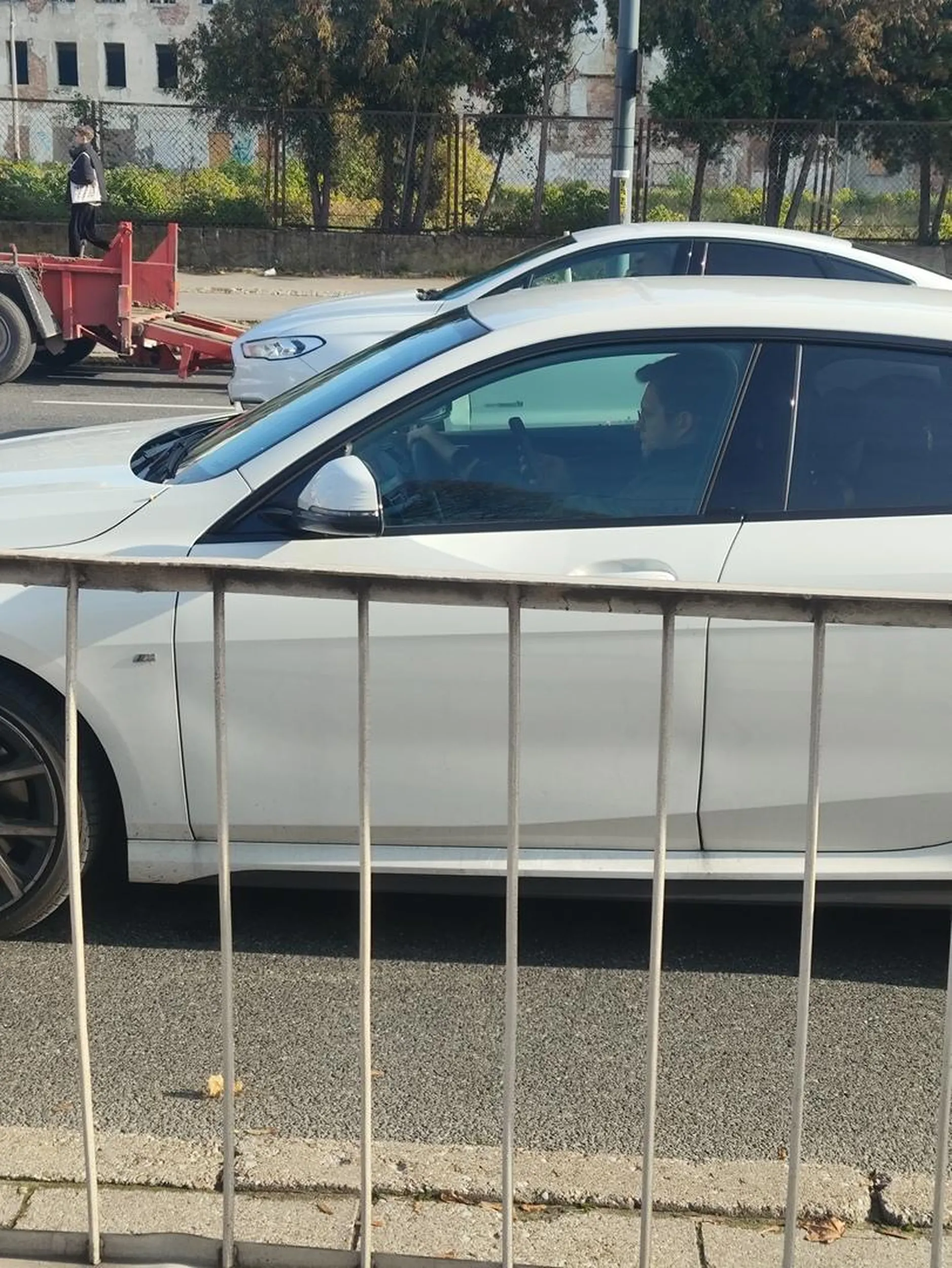 Kierowca używa telefonu w trakcie jazdy