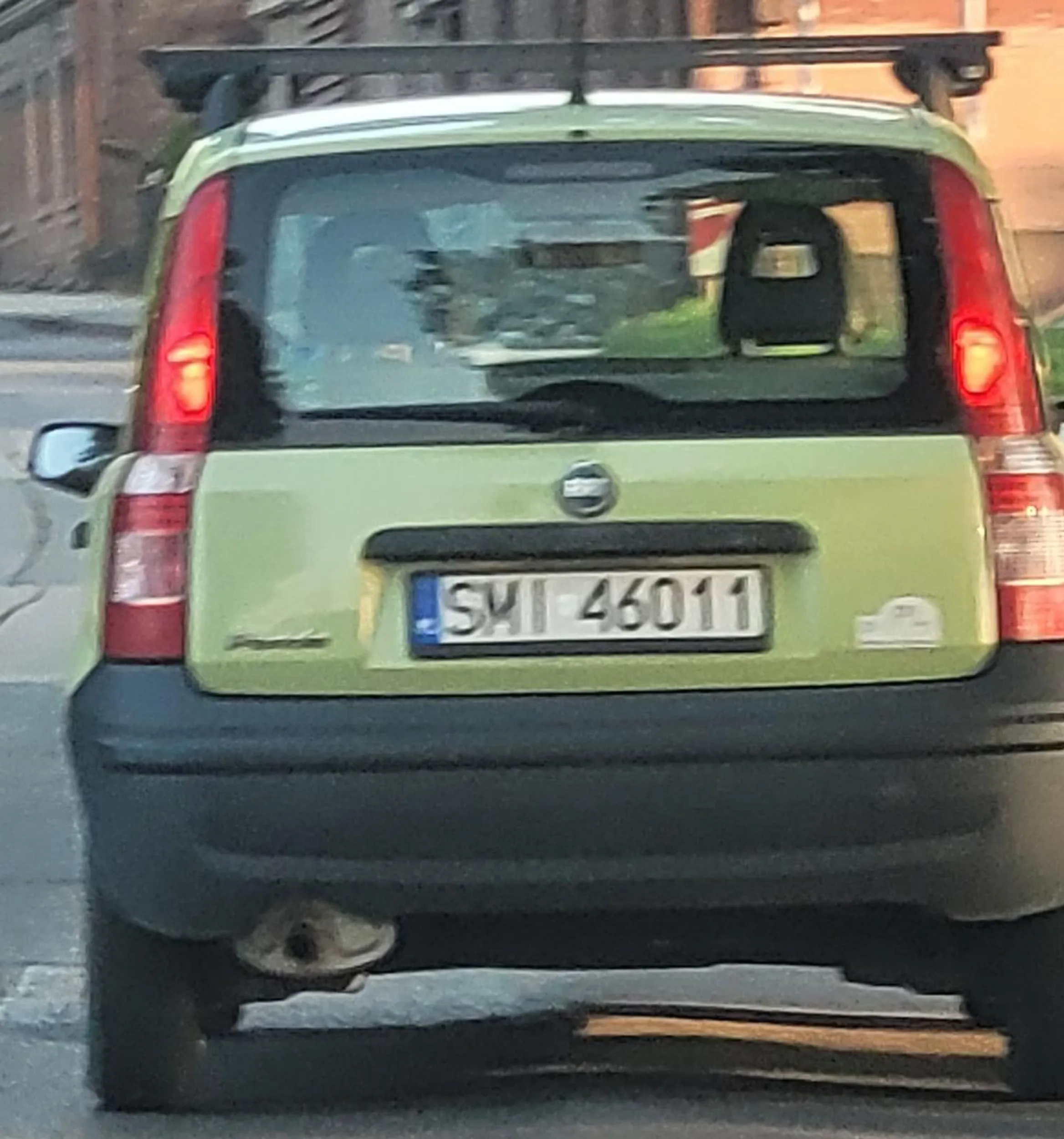 Stare wulgarne babsko w Pandzie. Grzebie w komórce, przyspiesza złośliwie przy wyprzedzaniu - po strąbieniu pokazuje "faka", taka ci "kultura... Omijać szerokim łukiem :/