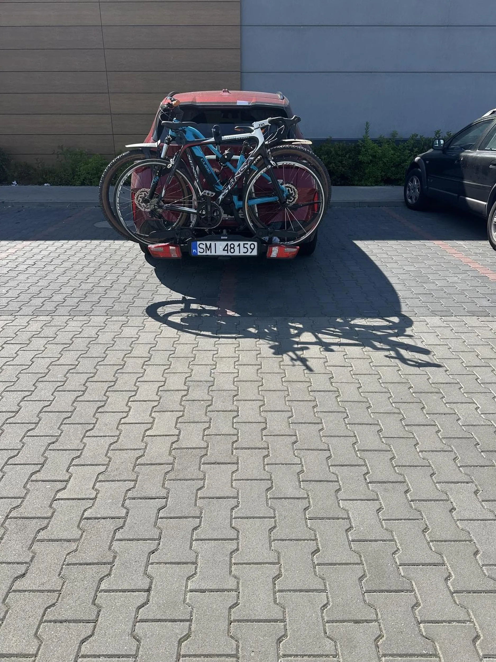 Mistrz parkowania, znaczek na masce zobowiązuje . Zaznaczam że to nie tak, że dostosował się do innych samochodów, po prostu tak wjechał i zostawił.