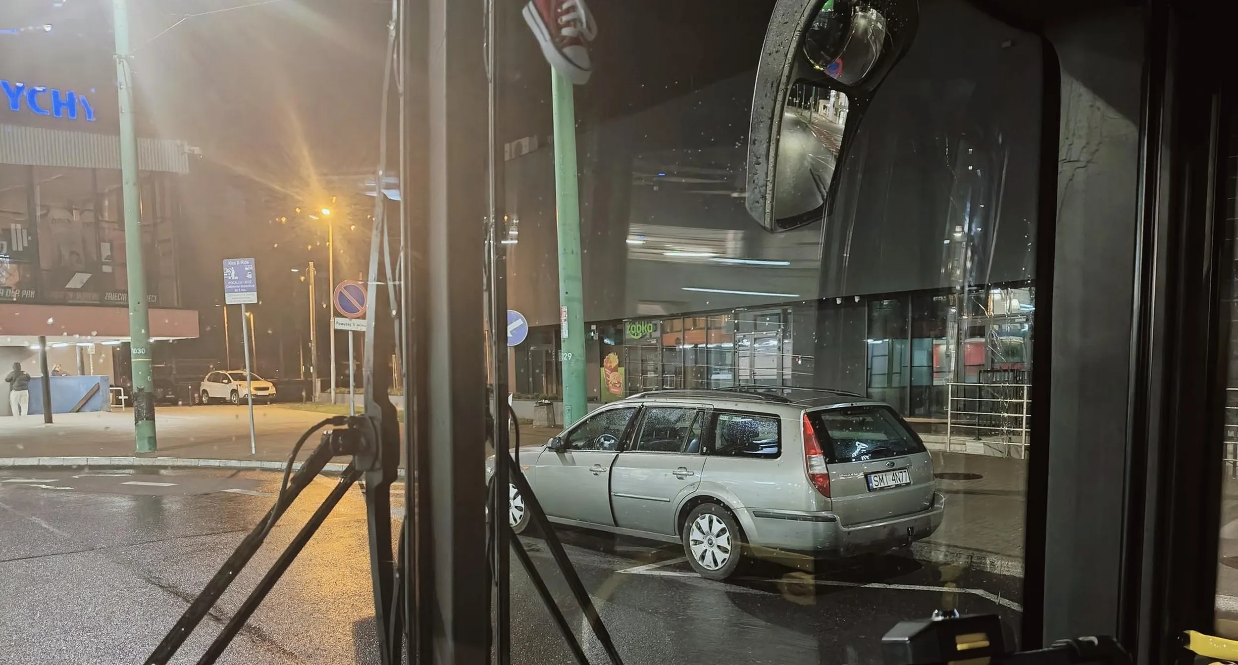 Fajnie się masz, identyfikując się jako trolejbus. A jeżeli nim nie jesteś, no to przypominam ,że stoisz na przystanku stary pryku.