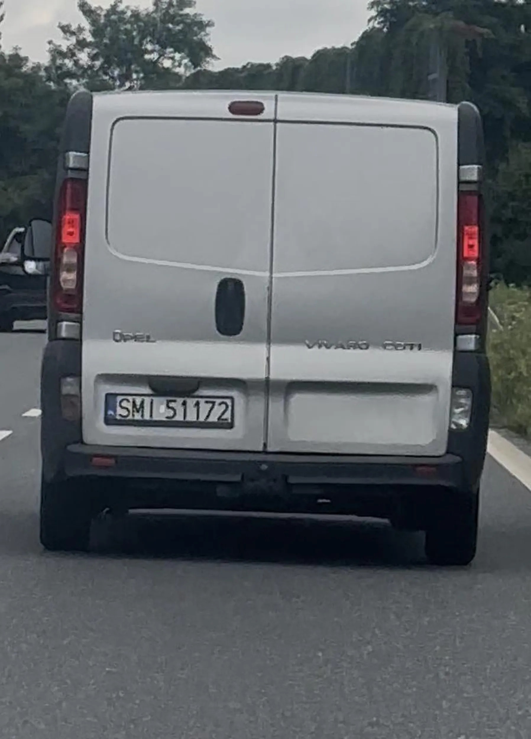 Kierowca rozmawia przez telefon, hamujac inne auta, po czym sie zaczyna scigac jak wyprzedzasz