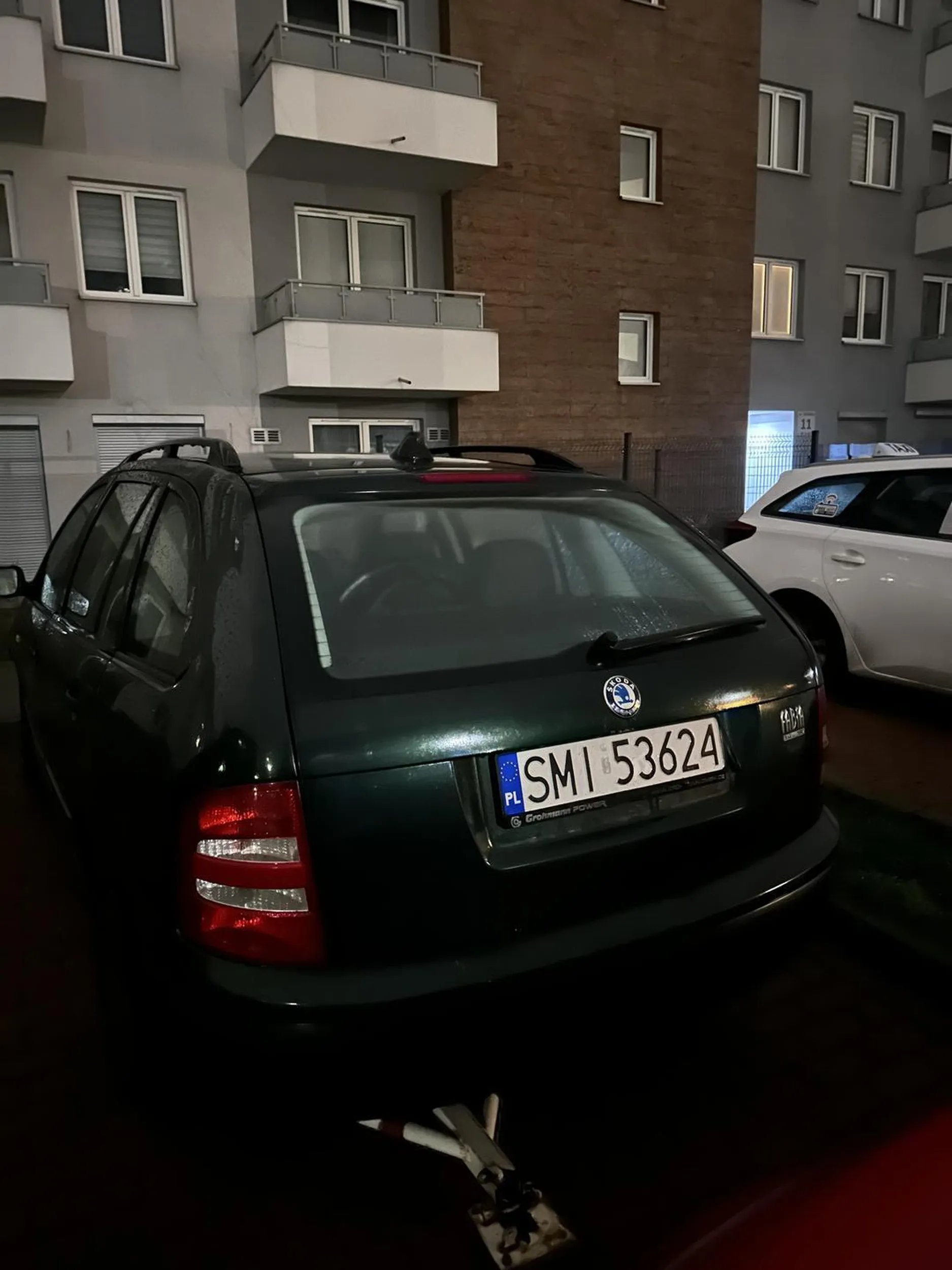 Ślepiec parkuje na cudzym miejscu parkingowym.