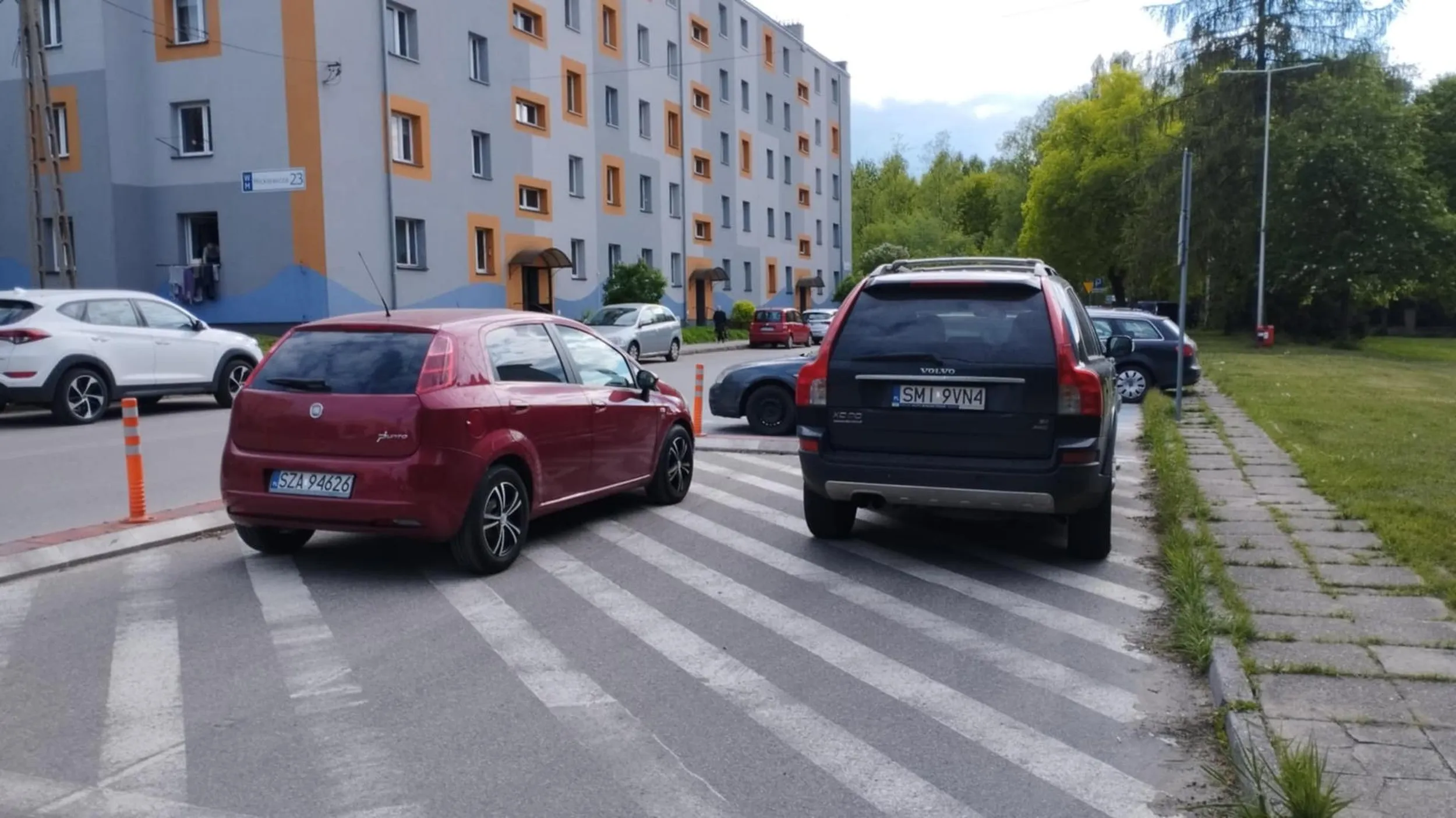To jest teren wyłączony z ruchu, jedyny "dojazd" jest po prasach albo po chodniku.