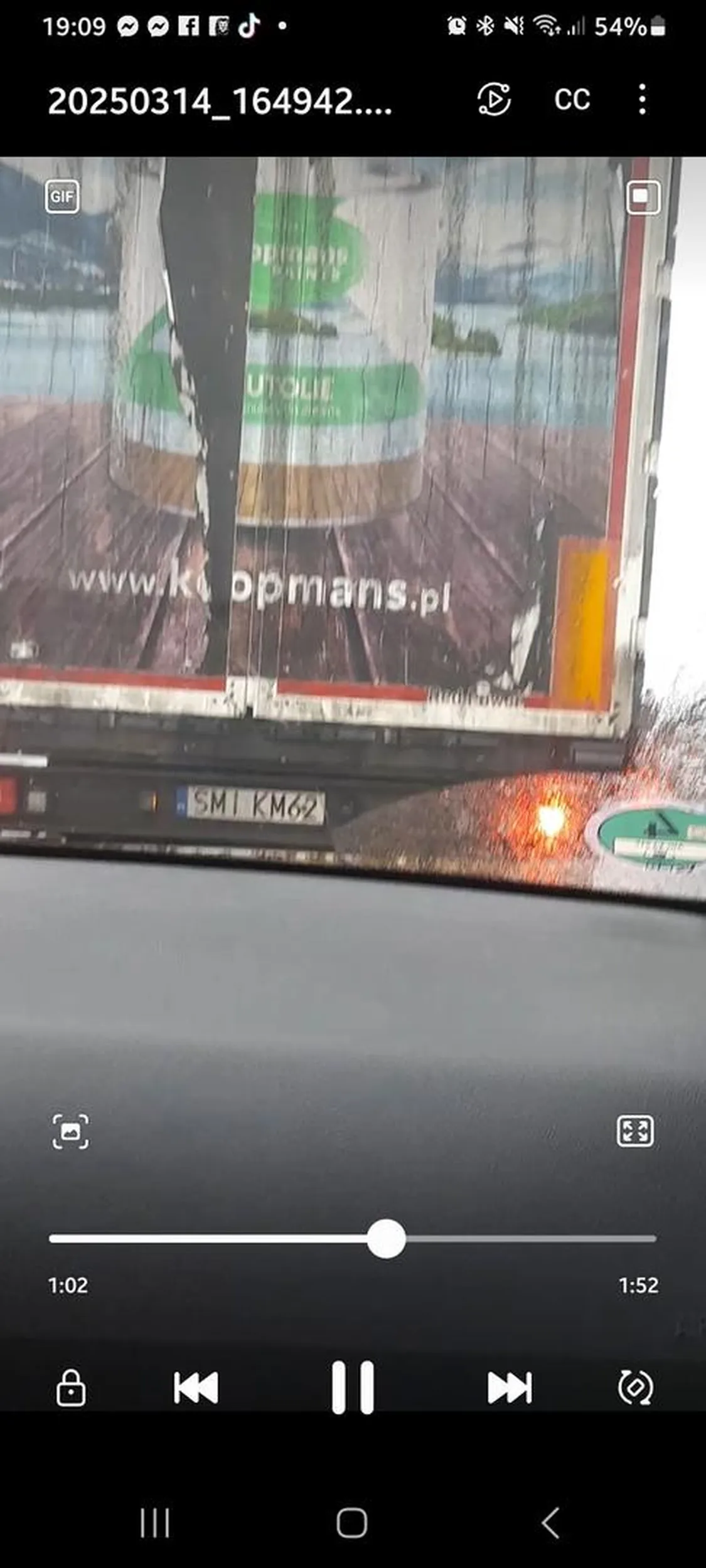 Kierowca tego pojazdu na obwodnicy Lublińca w dniu 14.03.25 na siłę próbował wyprzedzić mimo ,iż nie miał miejsca na to ,gdzie sami jechaliśmy conajmniej 90 na godzinę gdzie przed nami nie było miejsca ,by mógł ten manewr wykonać. Wyprzedzał na łuku pchając się na czołówkę . Jak można być takim durnym typem?!