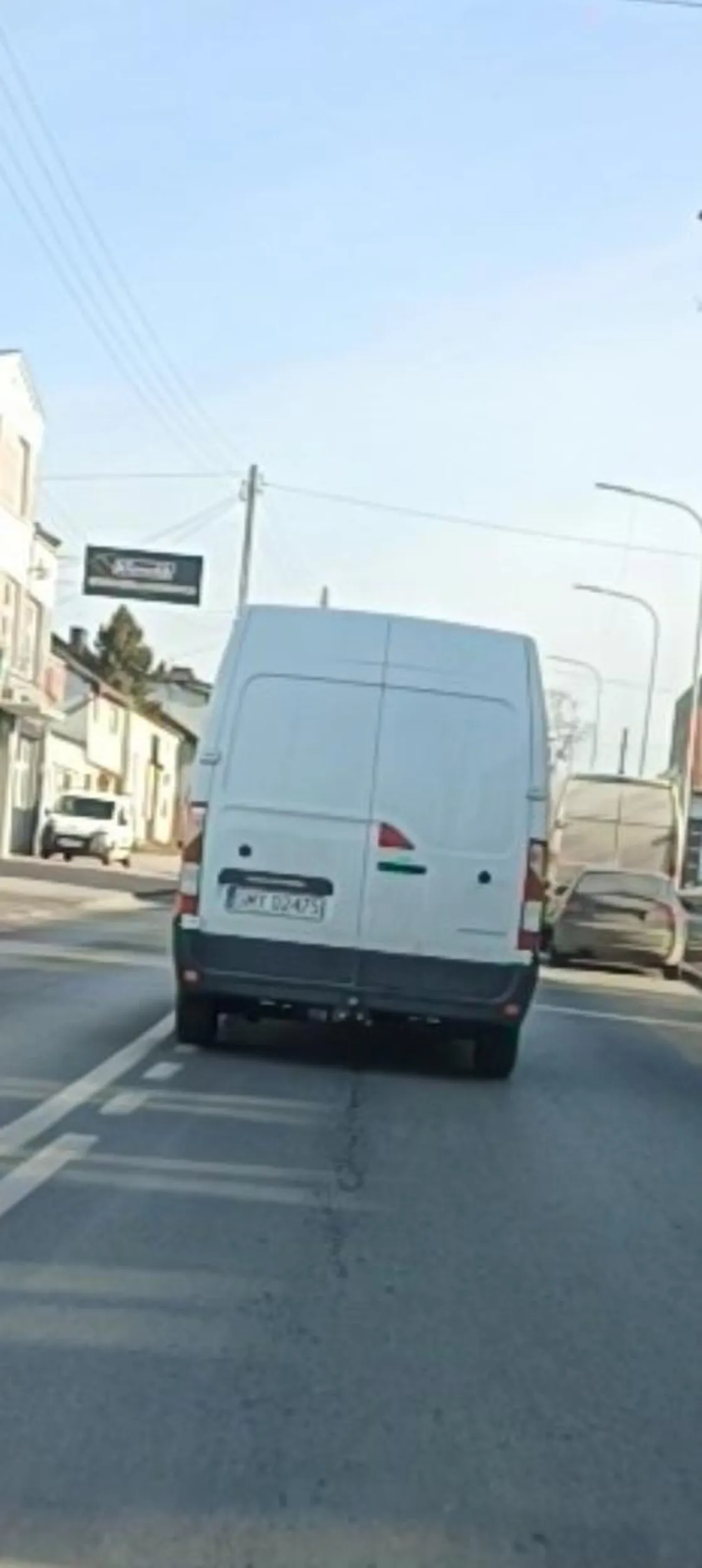 Śmieć wyprzedza bezpośrednio przed pasami. Cudem nie doszło do tragedii...