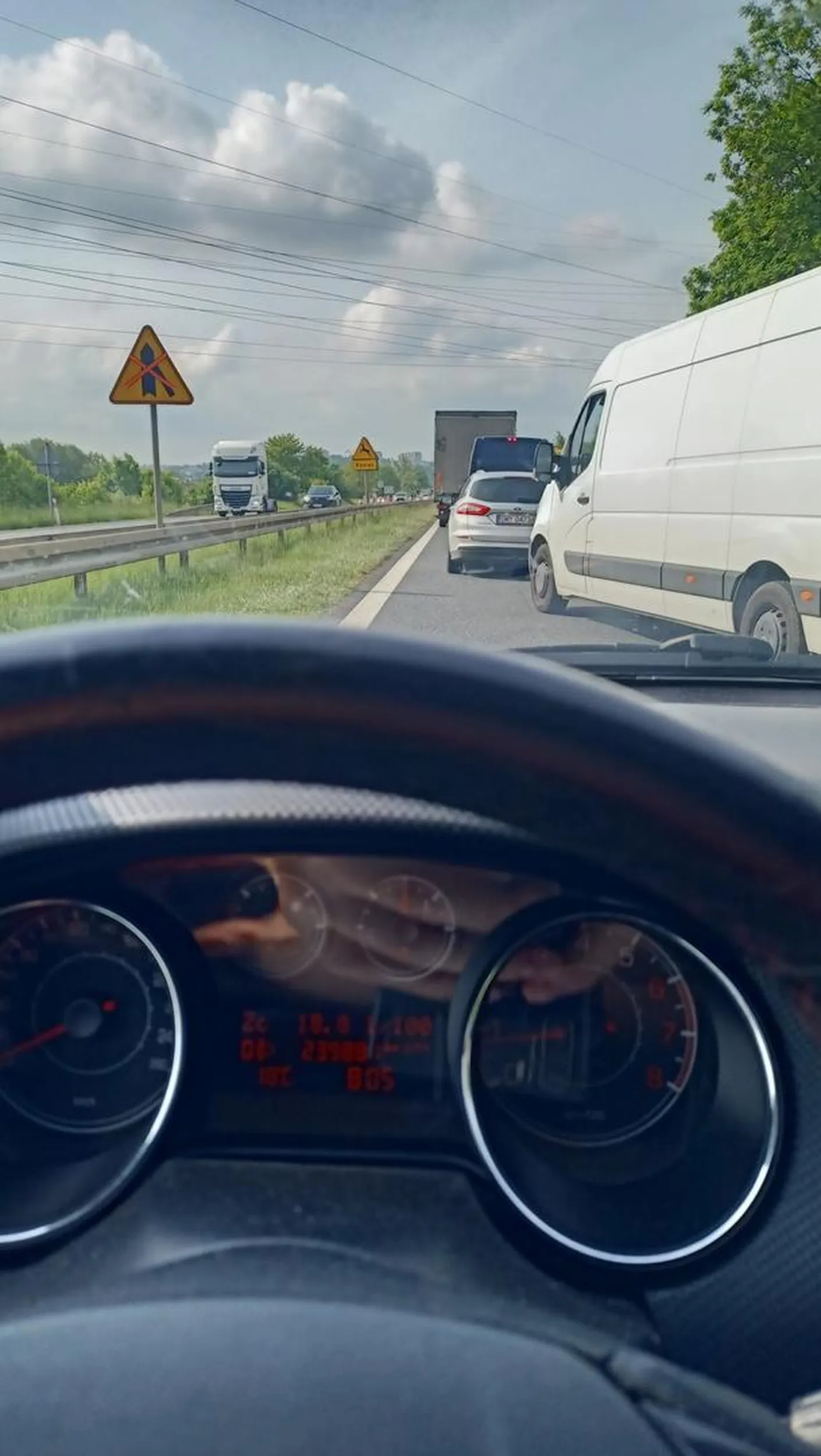 Bardzo niemiłe doświadczenia miałem z tą osobą. Na jeździe na suwak ręce skrzyżowane i nikogo nie wpuszcza.