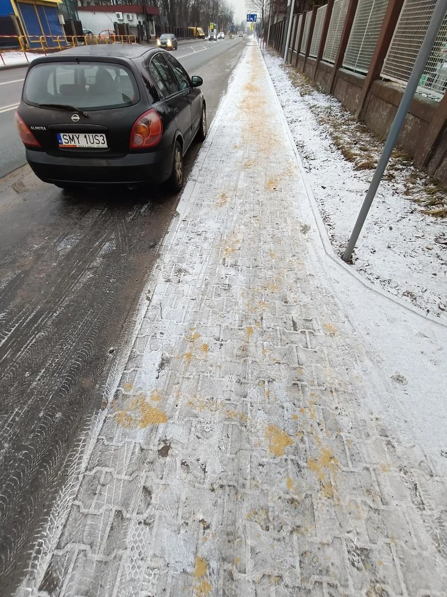 Naucz się tępaku parkować. Ścieżka rowerowa to nie parking!!!!!! Znaki pionowe i poziome a Ty ślepcu i tak stajesz
