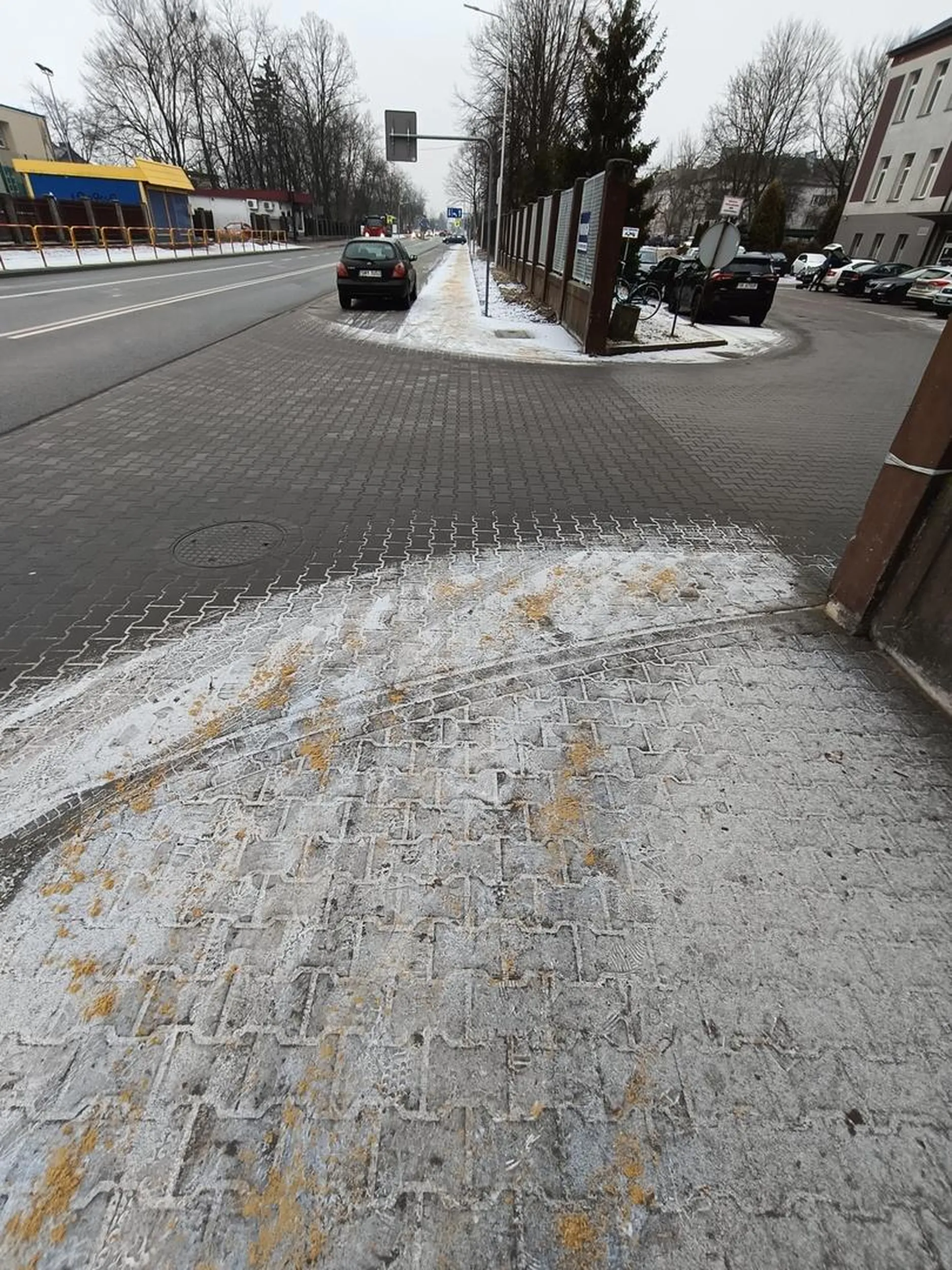 Naucz się tępaku parkować. Ścieżka rowerowa to nie parking!!!!!! Znaki pionowe i poziome a Ty ślepcu i tak stajesz