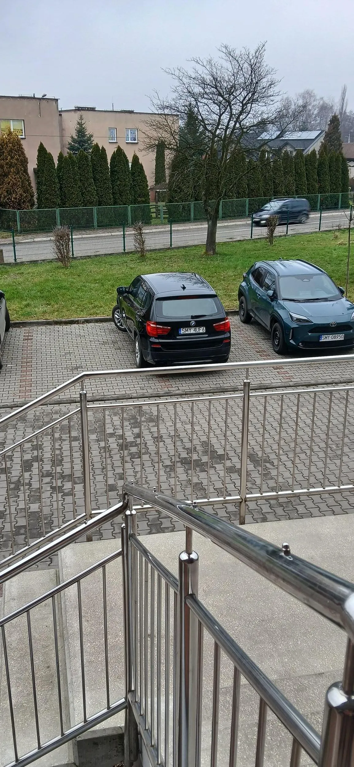 Prosze nauczyć sie parkować widać ze prawojazdy wydane w lays