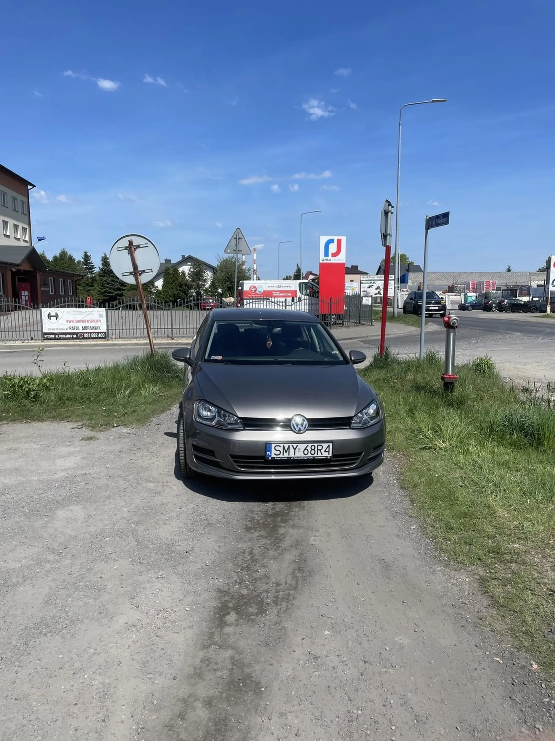 Pomimo prawie pustego parkingu wolisz stać na ŚCIEŻCE ROWEROWEJ!