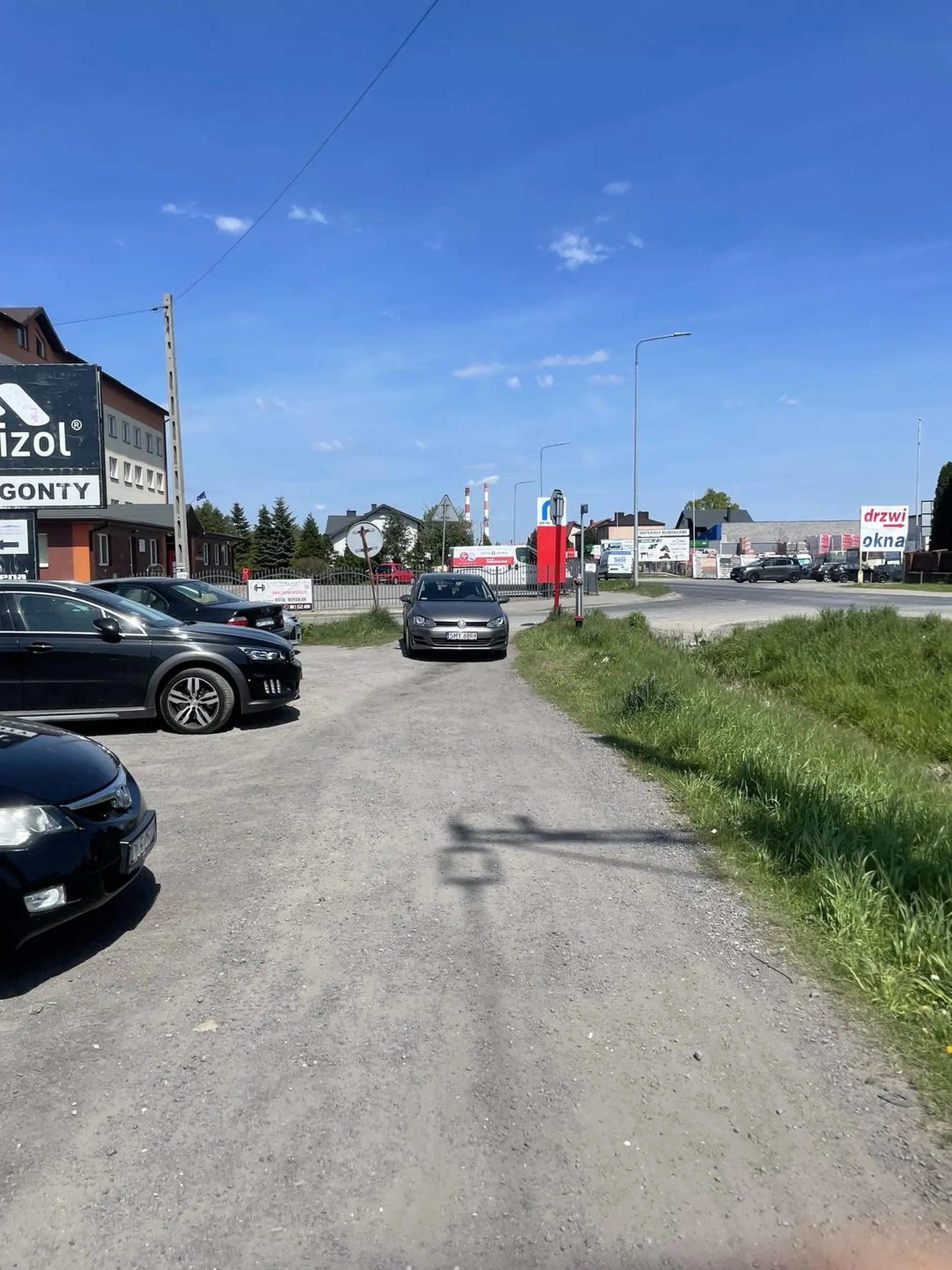 Pomimo prawie pustego parkingu wolisz stać na ŚCIEŻCE ROWEROWEJ!