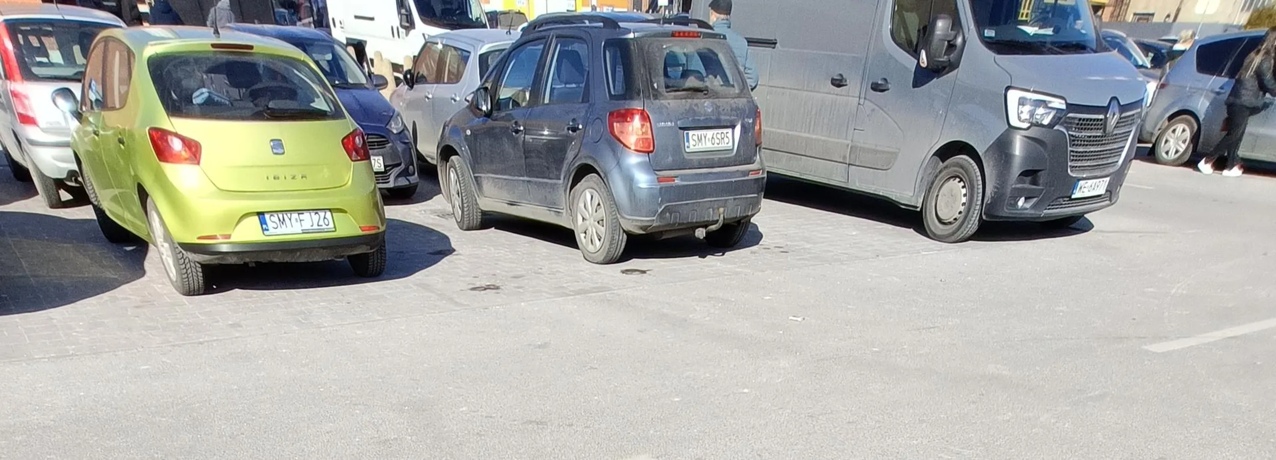 Tępa babo naucz się normalnie parkować, bo przez takich jak Ty nie ma gdzie auta postawić pozniej!!!! Jeszcze jedno auto by weszło koło Ciebie!!!