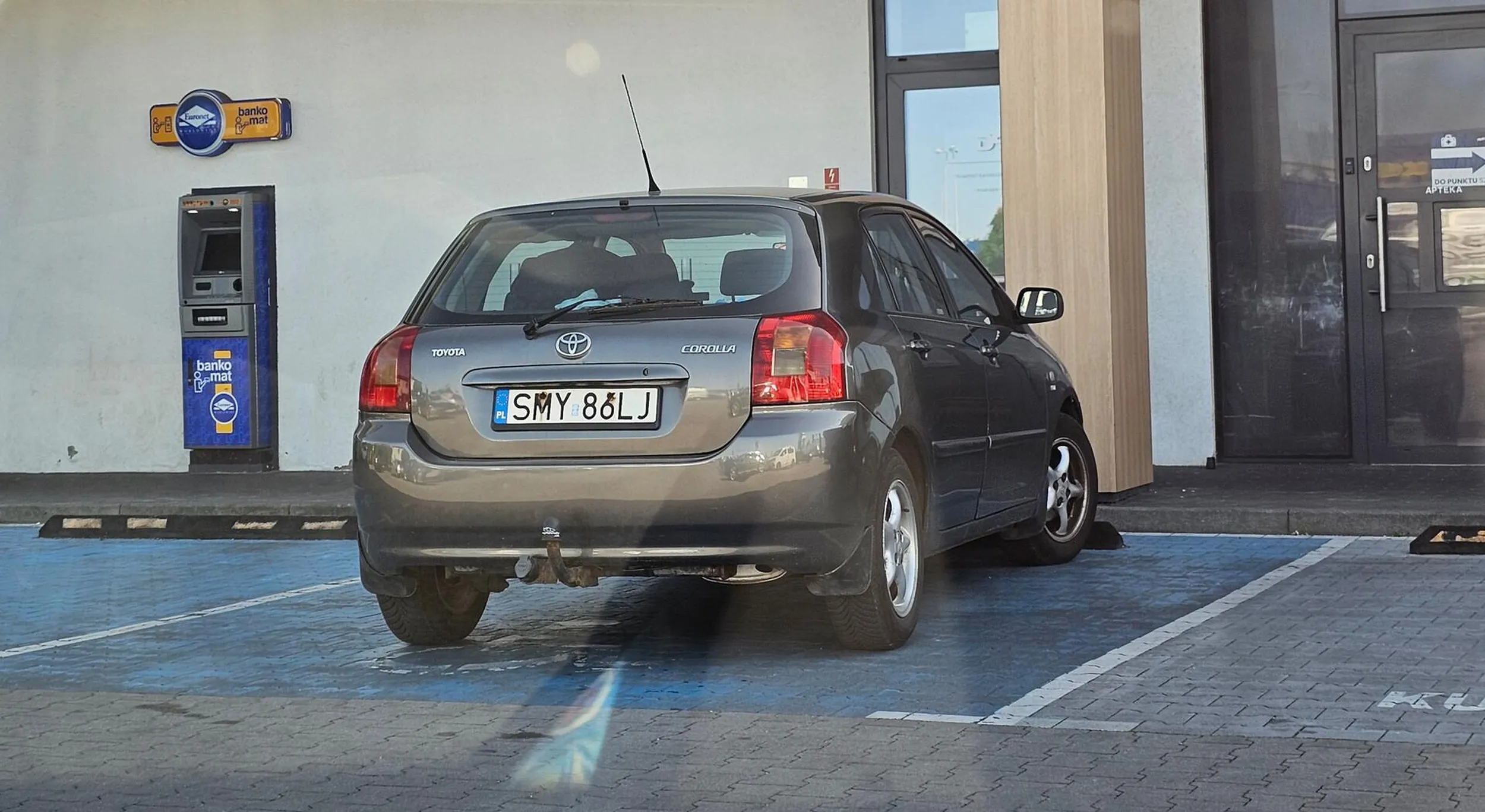 burak (pełnosprawny, chyba że niepełnosprawnością nazywamy braki intelektu bądź karłowatość) przyjechał sobie na zakupy zajmując miejsce dla niepełnosprawnych