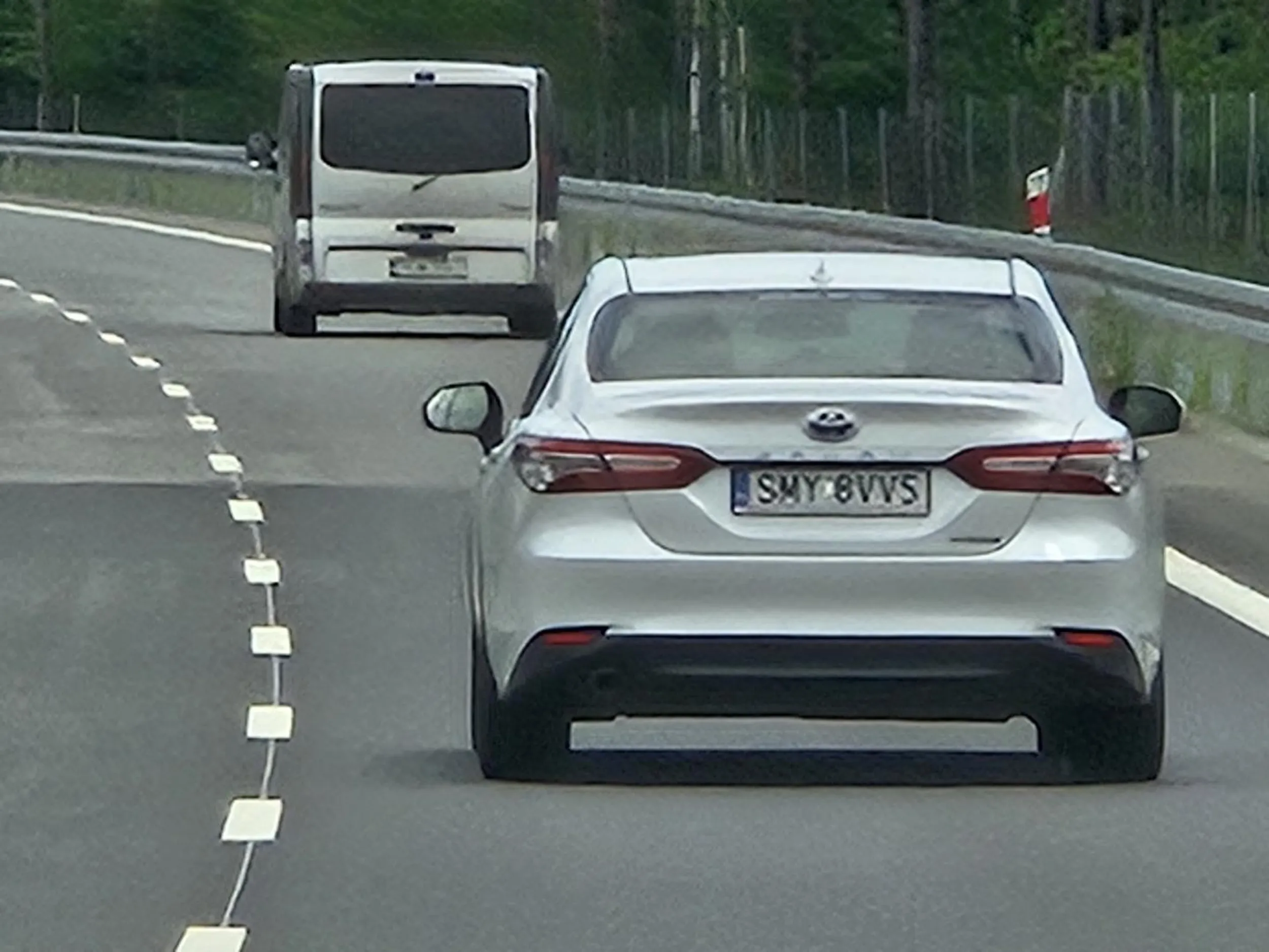 Kierowca na obwodnicy Zawiercia wjechał by we mnie. Musiałem zjechać na pas pobocza. Żadnego przepraszam tylko wielmożny pan pojechal dalej. Nie potrafisz jeździć to na kurs.