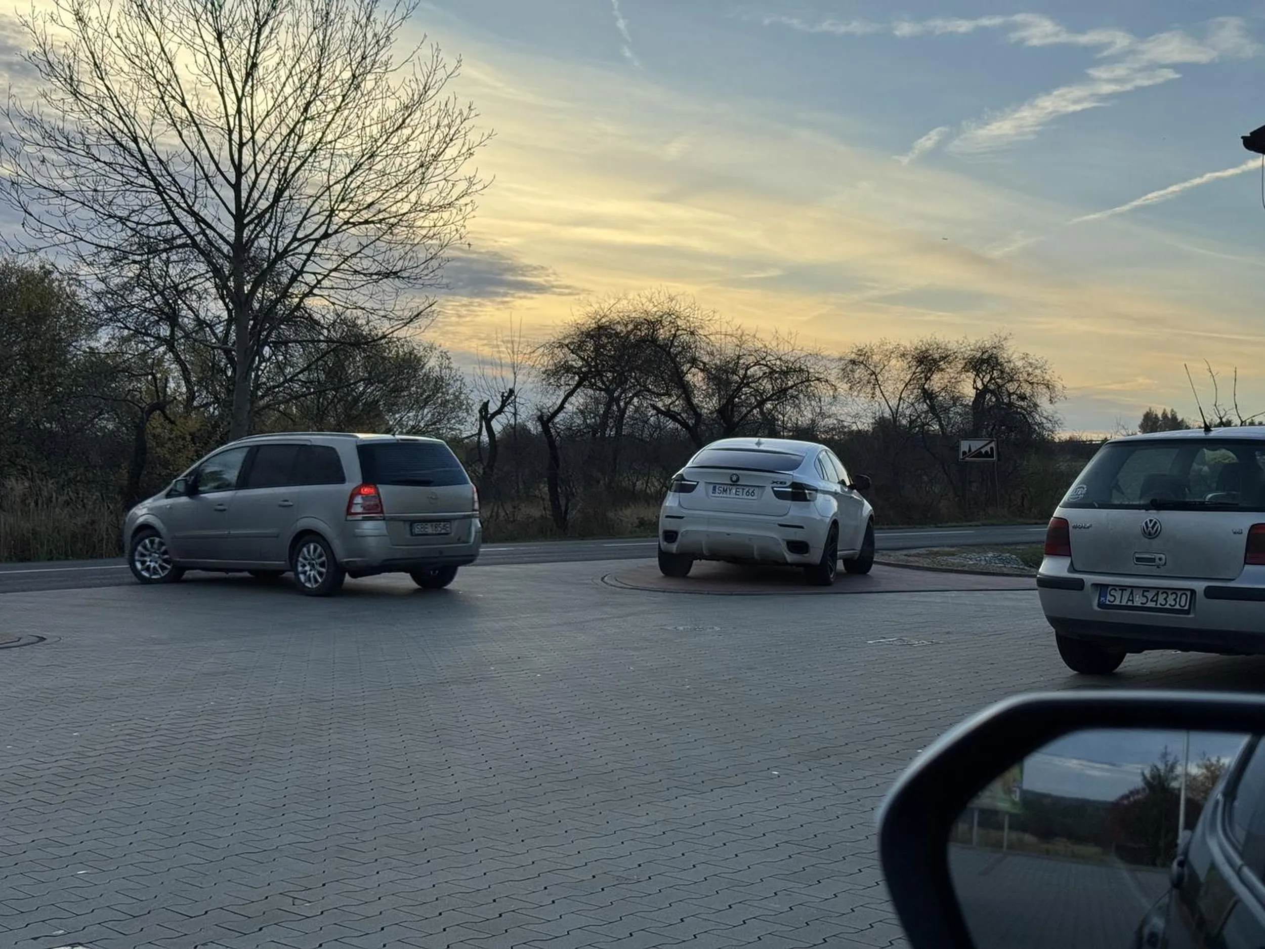Parking na wyjeździe z sino pyrzowice prawo jazdy w laysach znalezione. Stanowi zagrożenie dla każdego. BMW może :)