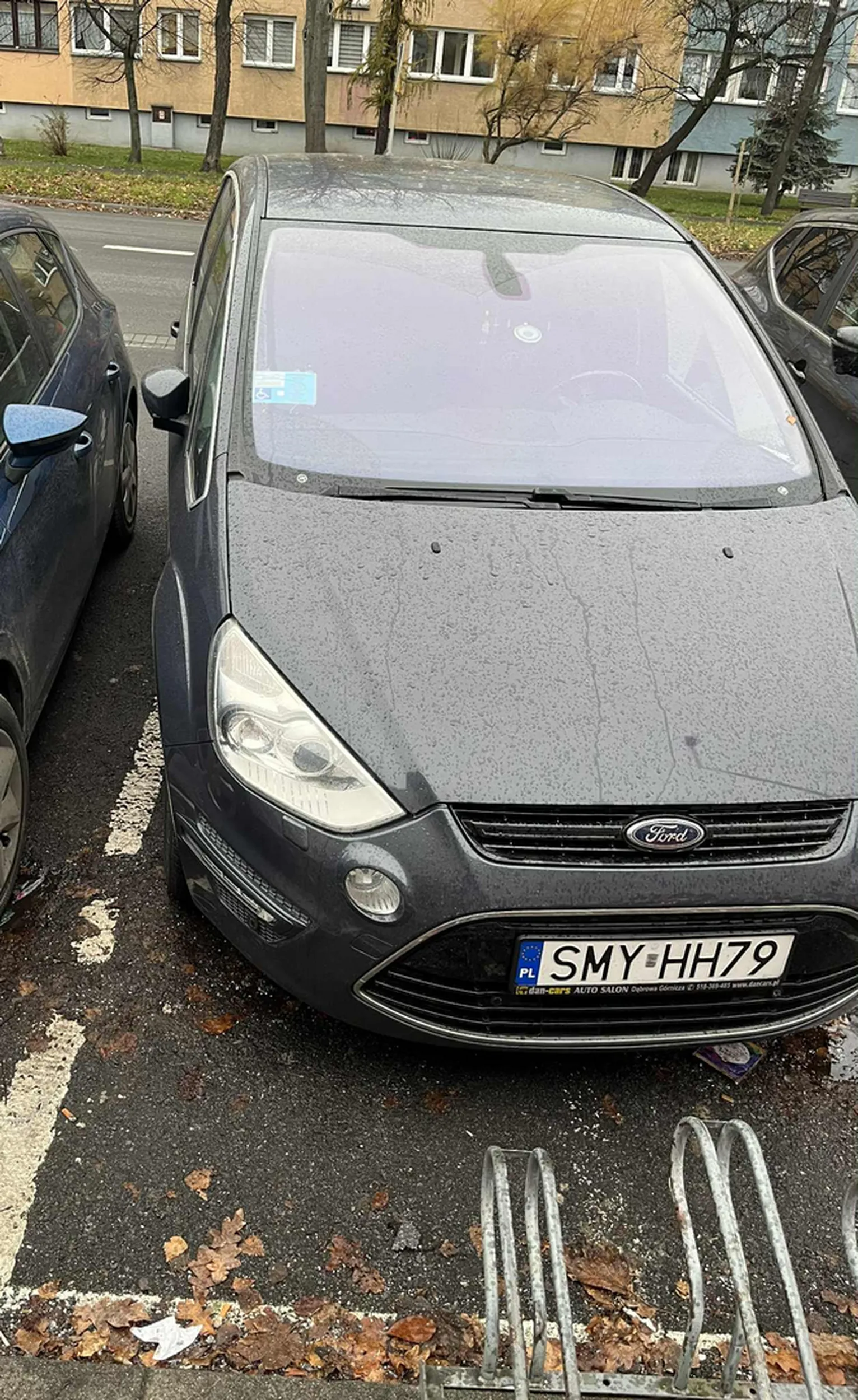 Pani z Forda nie umie parkować!!!!! Blokuje wejście do samochodu drugiemu kierowcy. Pani ma zero kultury, nie umie przeprosić za swój błąd Uświadamia którędy właściwość samochodu ma wejść… Chora baba !!!!! Uważajcie na te auto Słowa pani,, widać że kobieta kieruje”