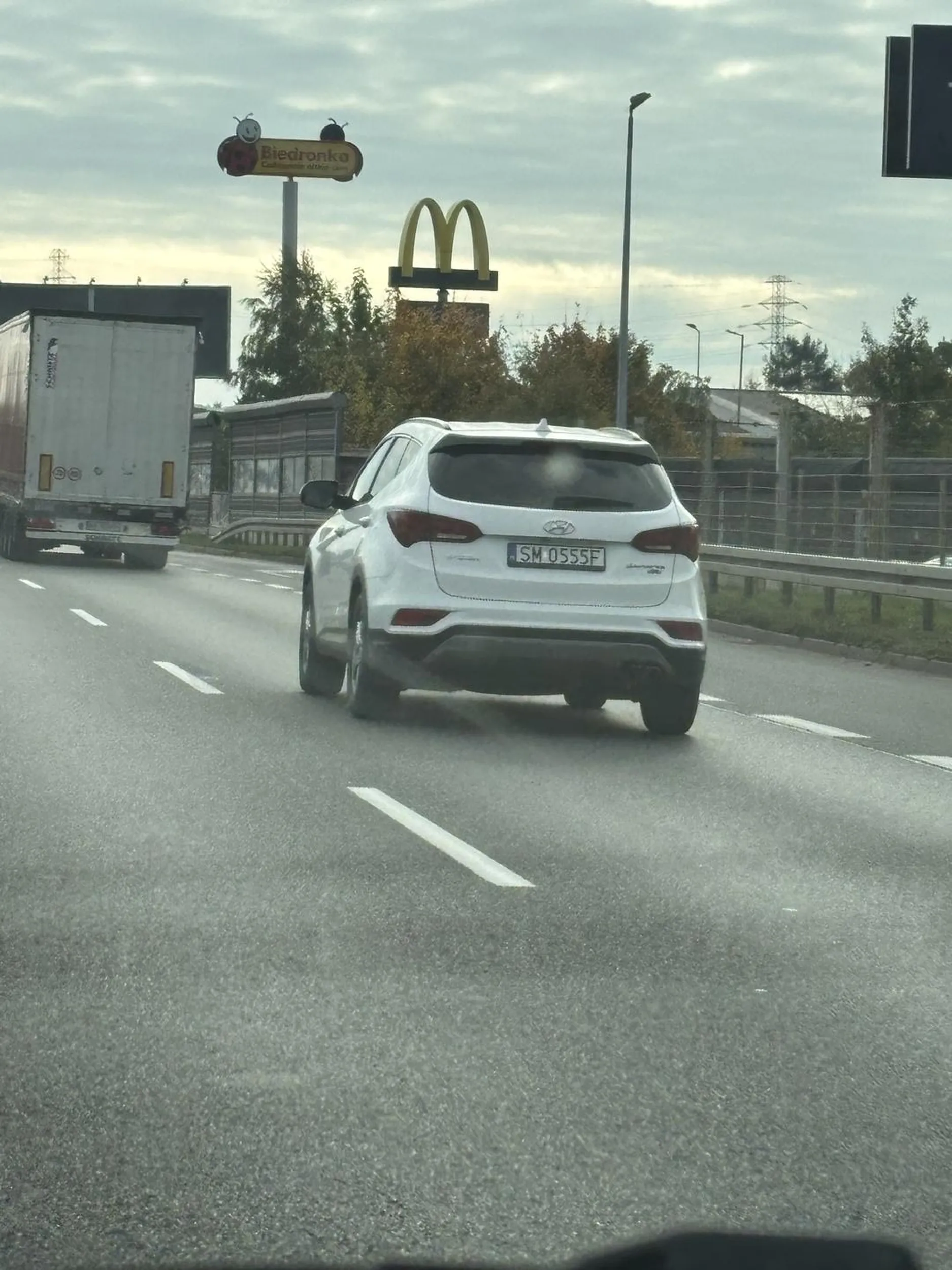 Zajeżdża drogę bez kierunkowskazu, rozmawiając przez telefon