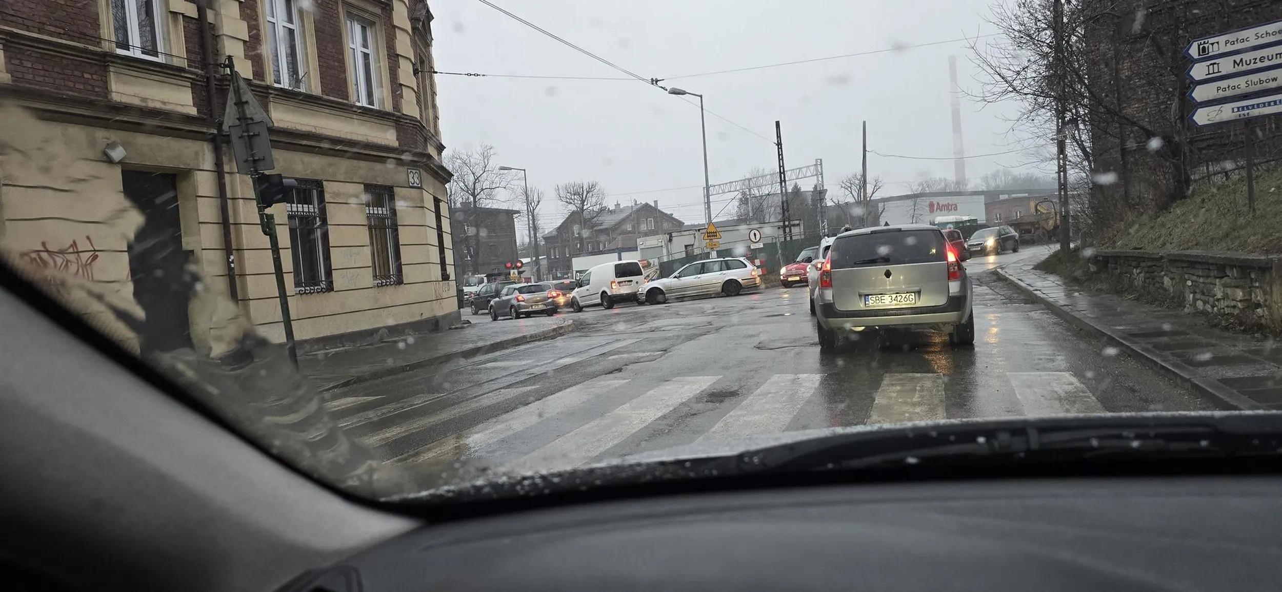 Omija kolejkę żeby wepchnąć się z przodu stojąc pod prąd przed przejazdem. Nic nie zrobił sobie ze zwrócenia uwagi innego kierowcy i stał tak do otworzenia szlabanów.