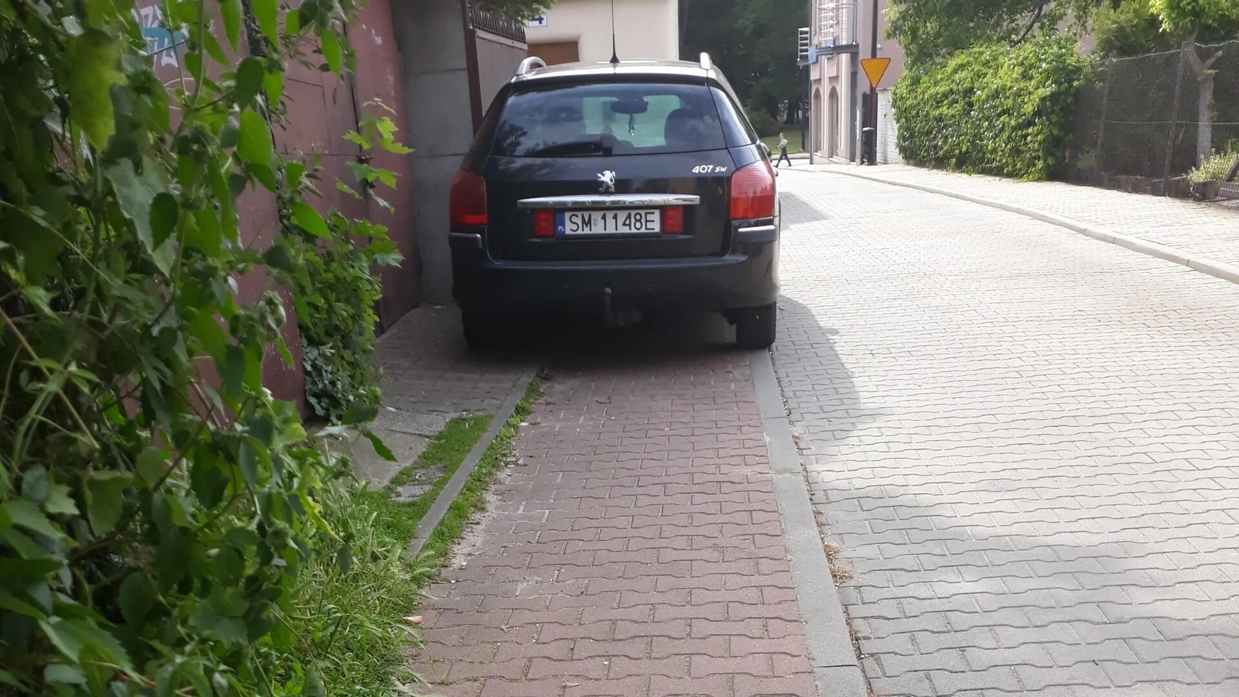 Brak poszanowania pieszych, lepiej zastawić cały chodnik i niech się inni martwią. Co z tego że jest zakaz zatrzymywania się, pierdoła ma to w głębokim poważaniu.