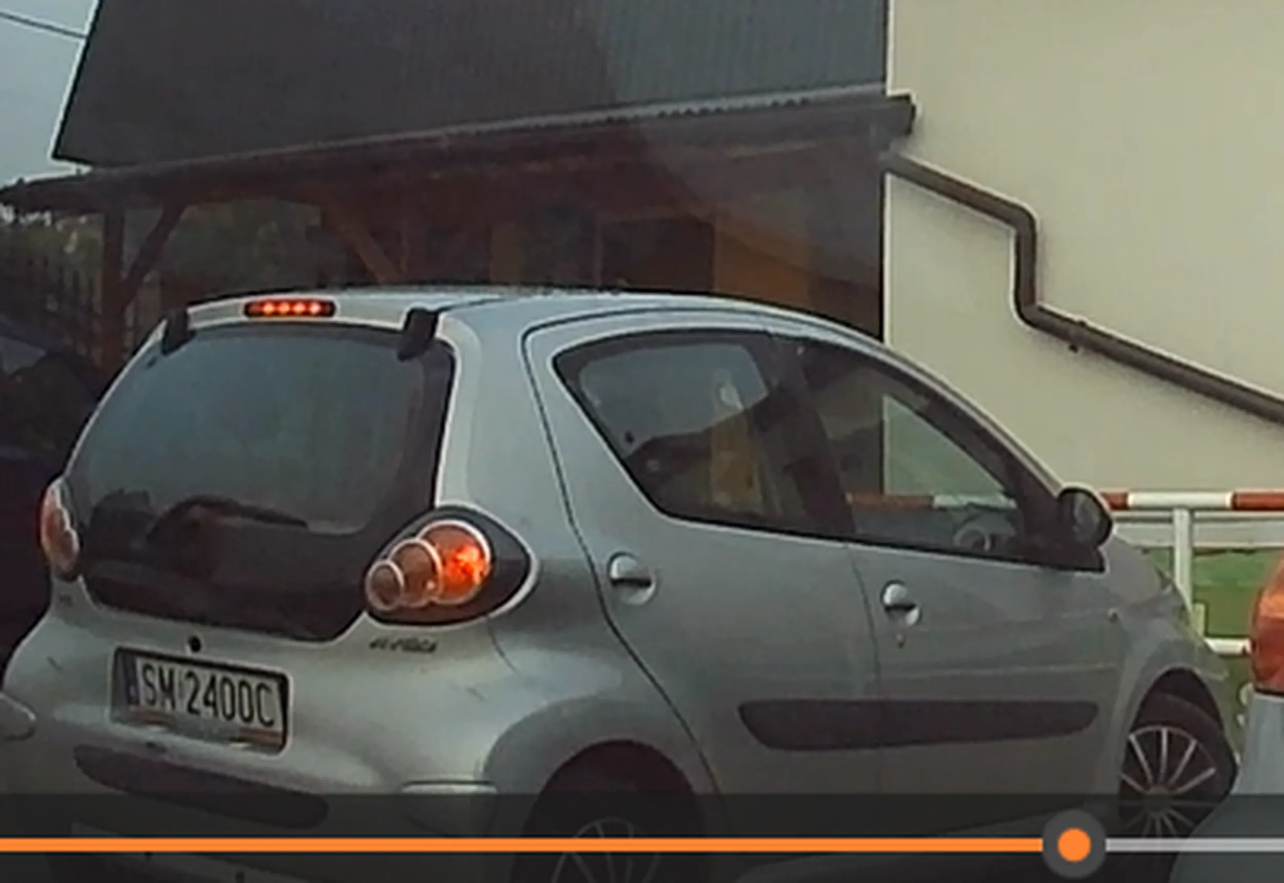 Pani niepotrafi jezdzić radzę uważac mimo sygnału dzwiękowego uderzyła w samochów